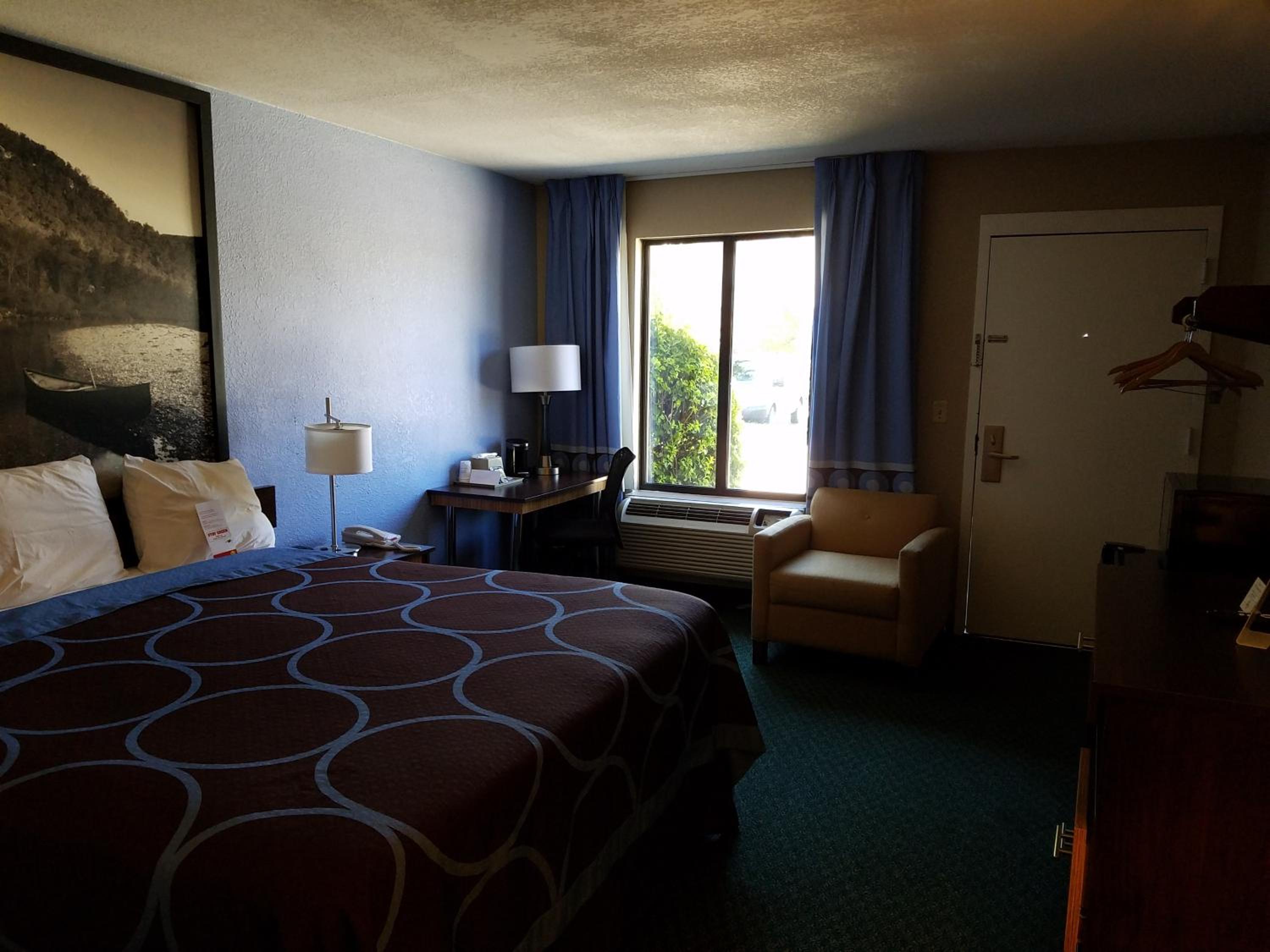 King Room - Non-Smoking - Photo 2