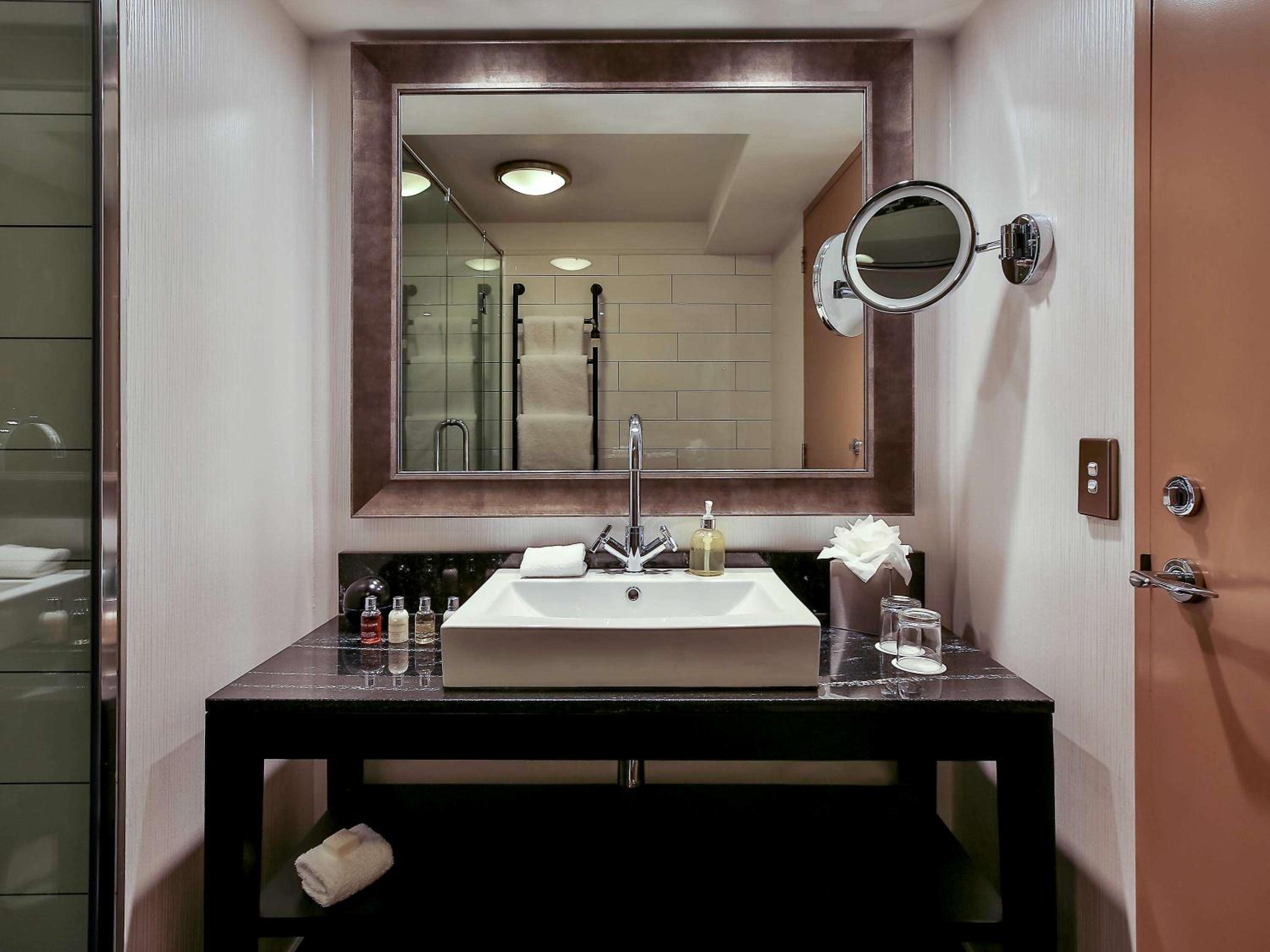 St Moritz King Room - Photo 7
