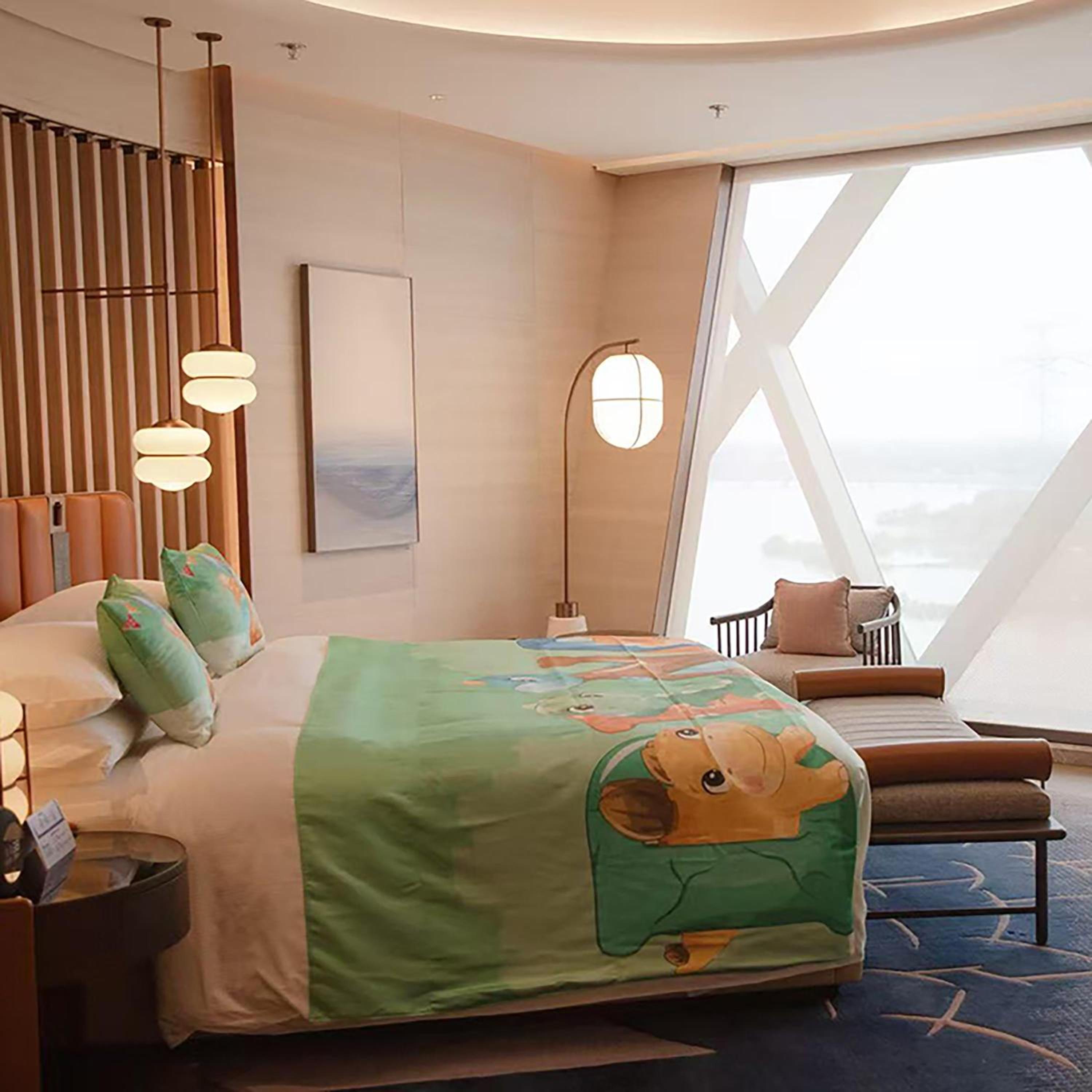 Deluxe Family Suite with Lake View 