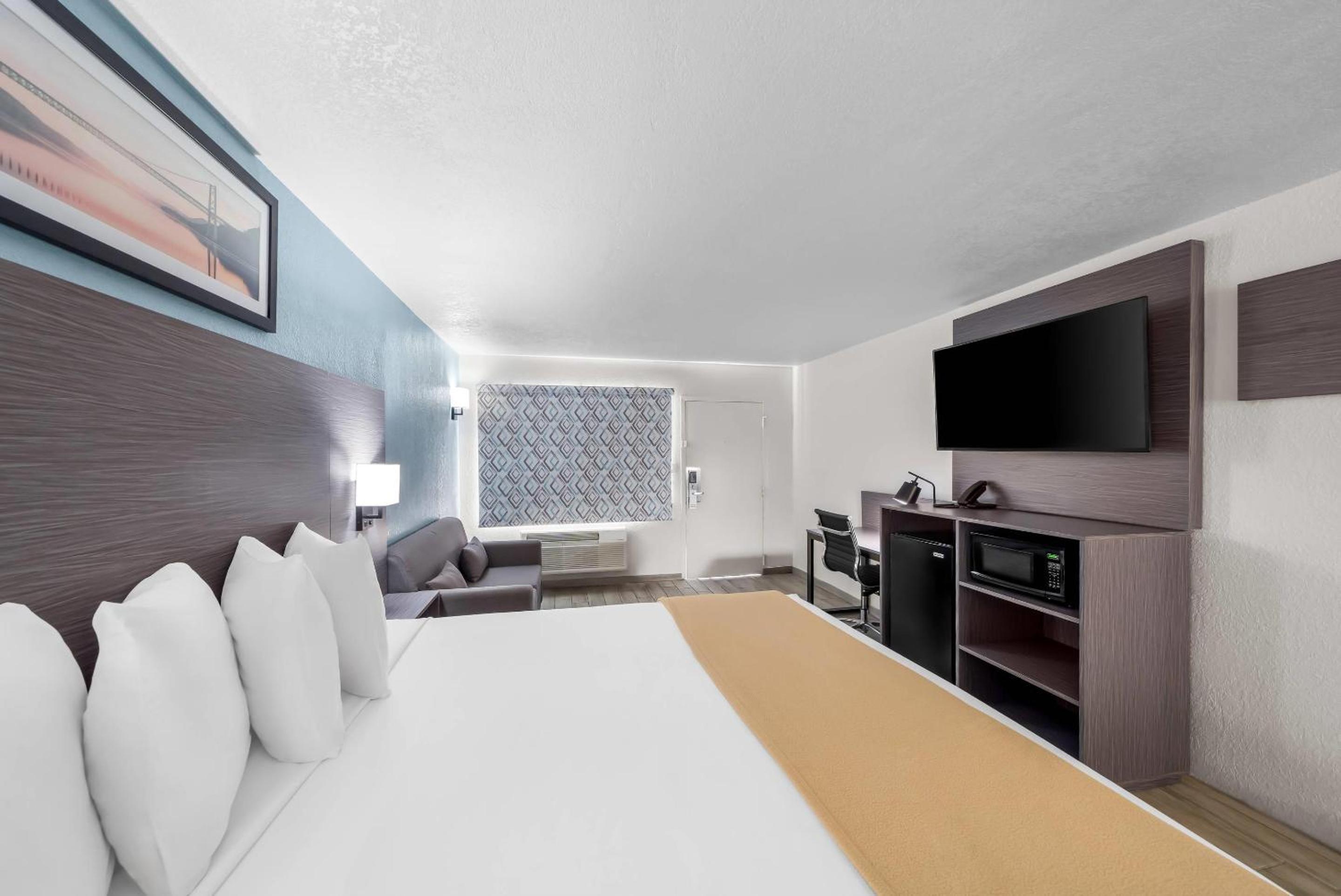 King Room - Non-Smoking photo 2
