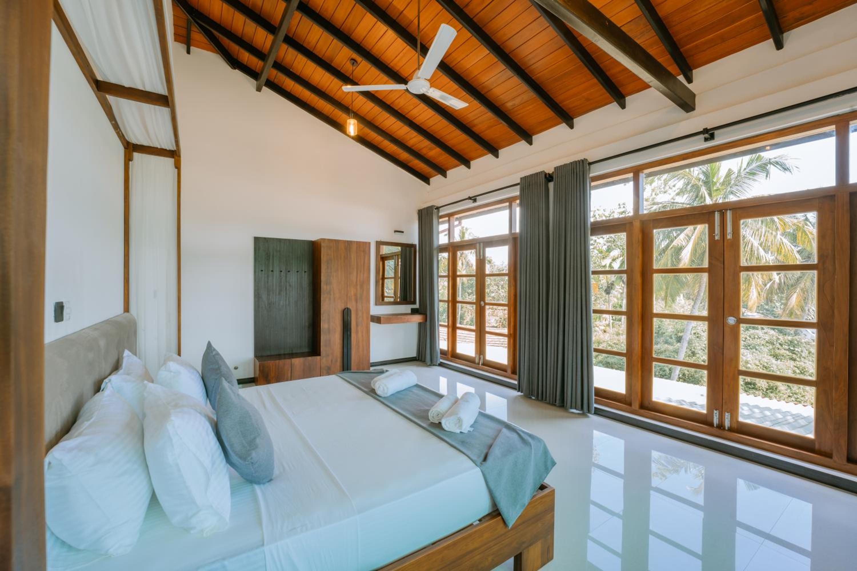 Three-Bedroom Apartment with View photo 3