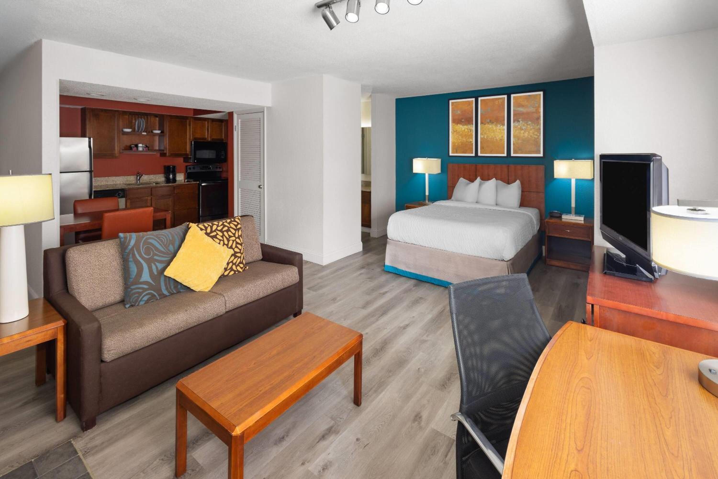 Queen Studio Suite with Roll-In Shower - Mobility Accessible/Non-Smoking photo 1