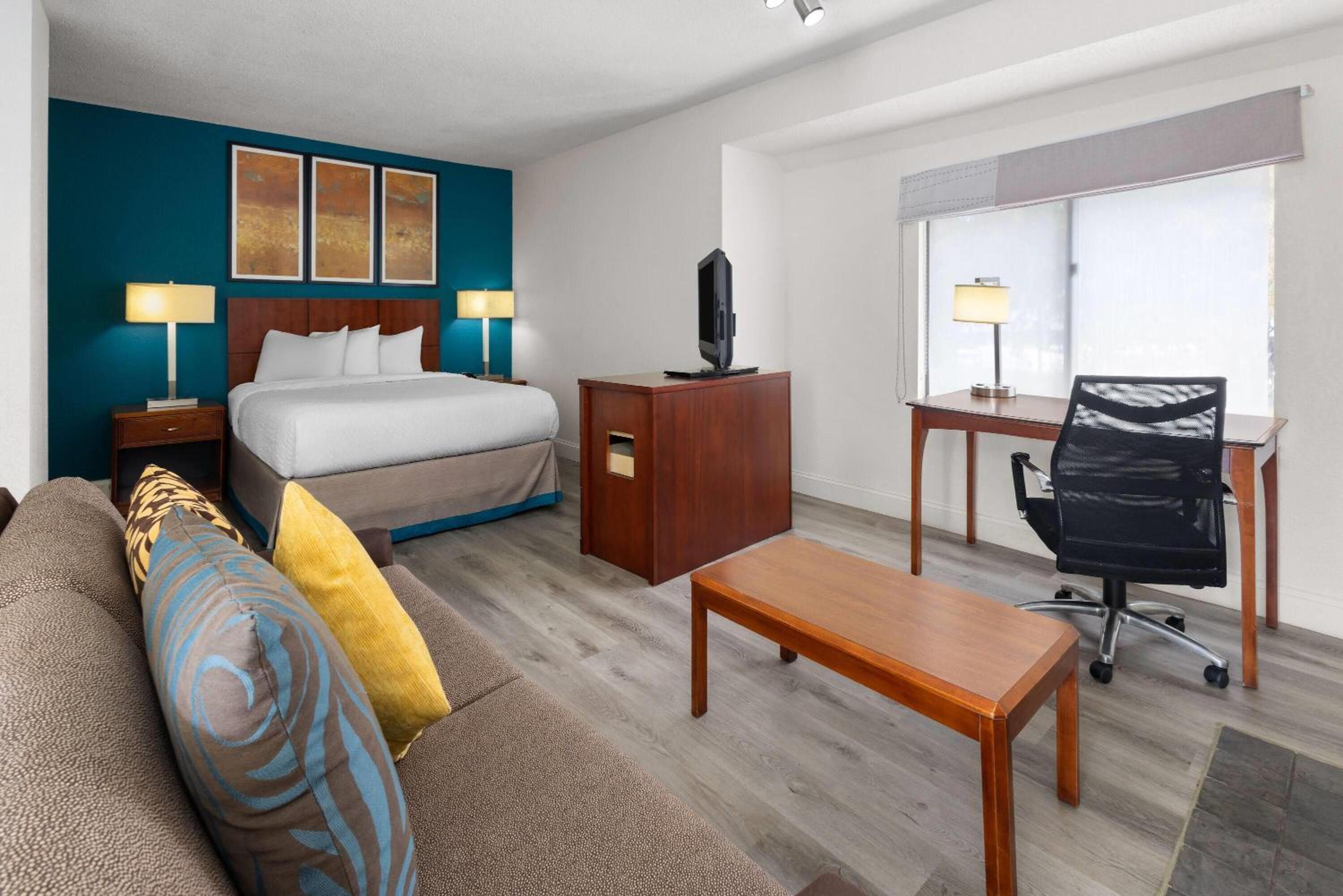 Queen Studio Suite with Roll-In Shower - Mobility Accessible/Non-Smoking photo 2
