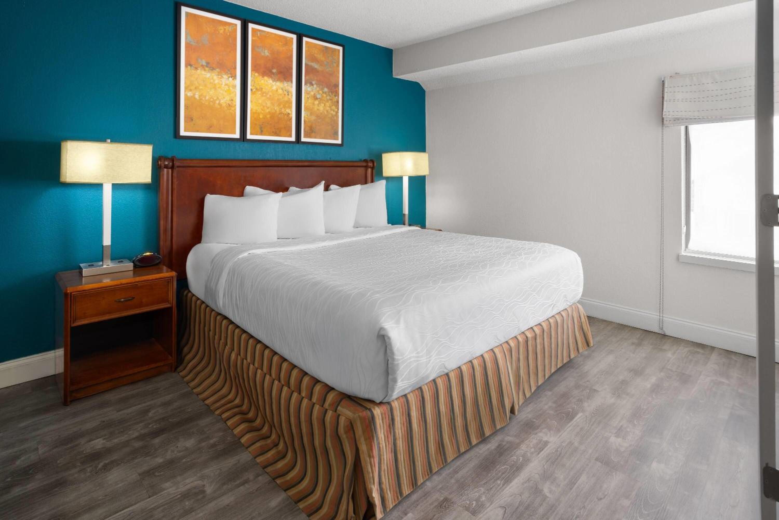 Loft Suite with King and Two Queen Beds - Non-Smoking photo 1