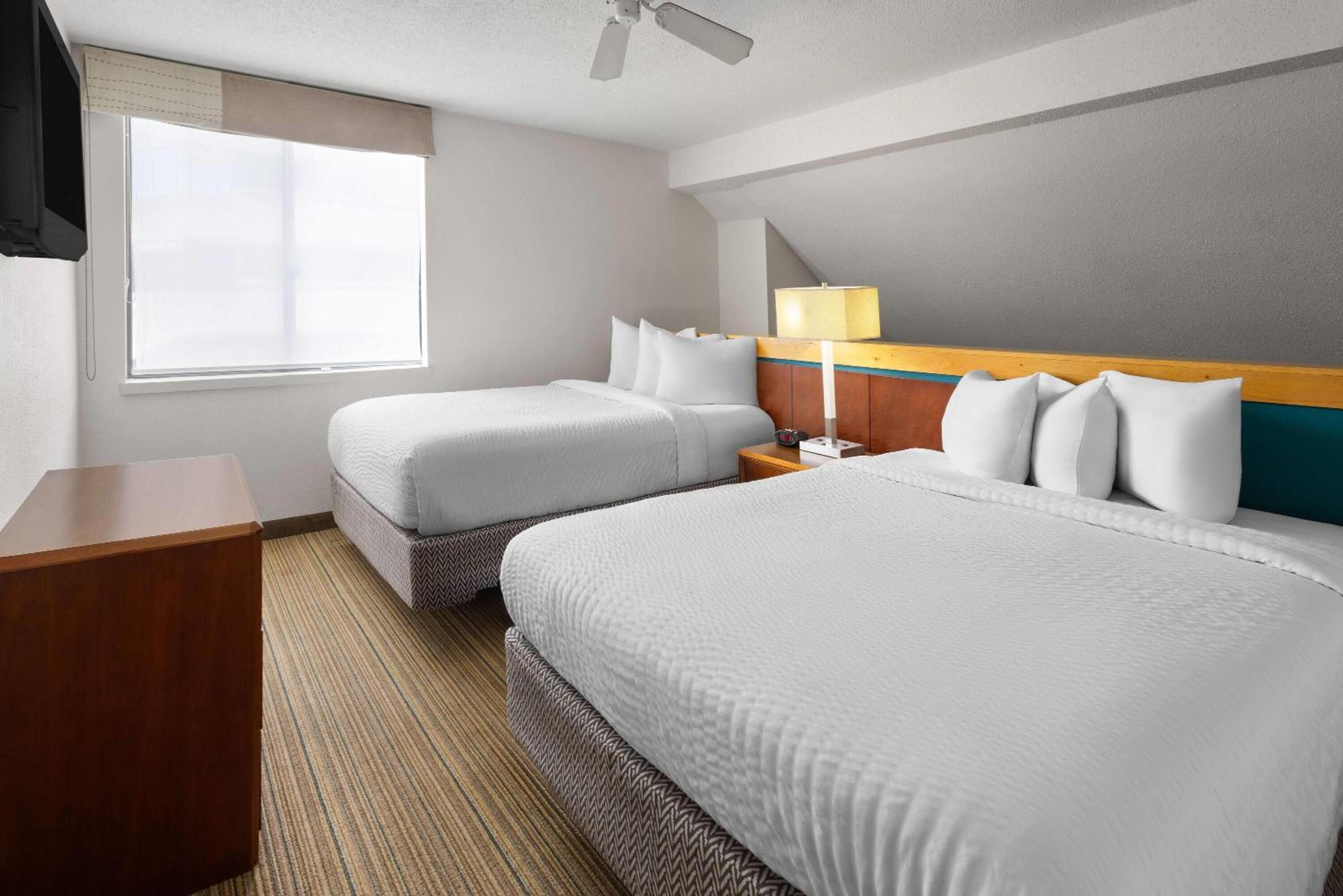 Loft Suite with King and Two Queen Beds - Non-Smoking photo 2