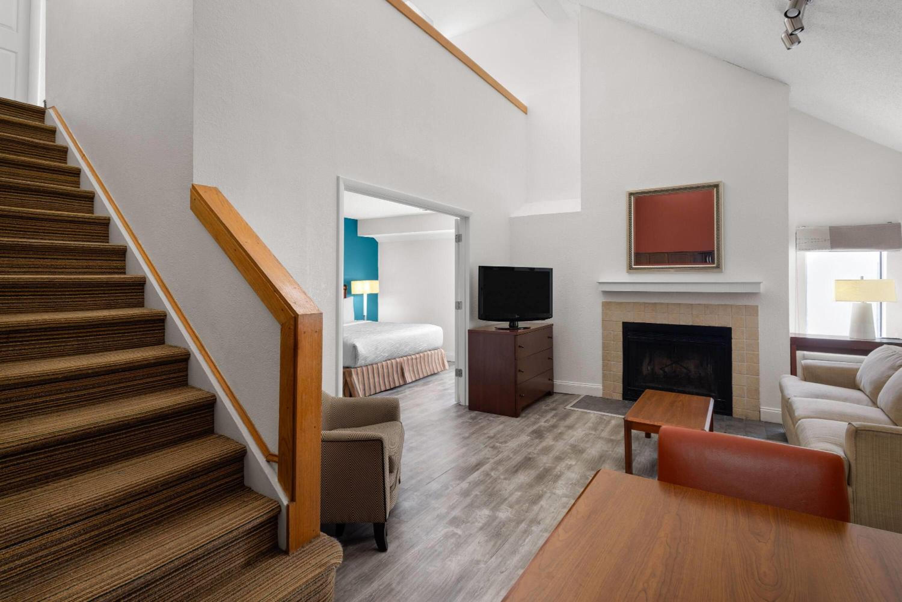 Loft Suite with King and Two Queen Beds - Non-Smoking photo 3