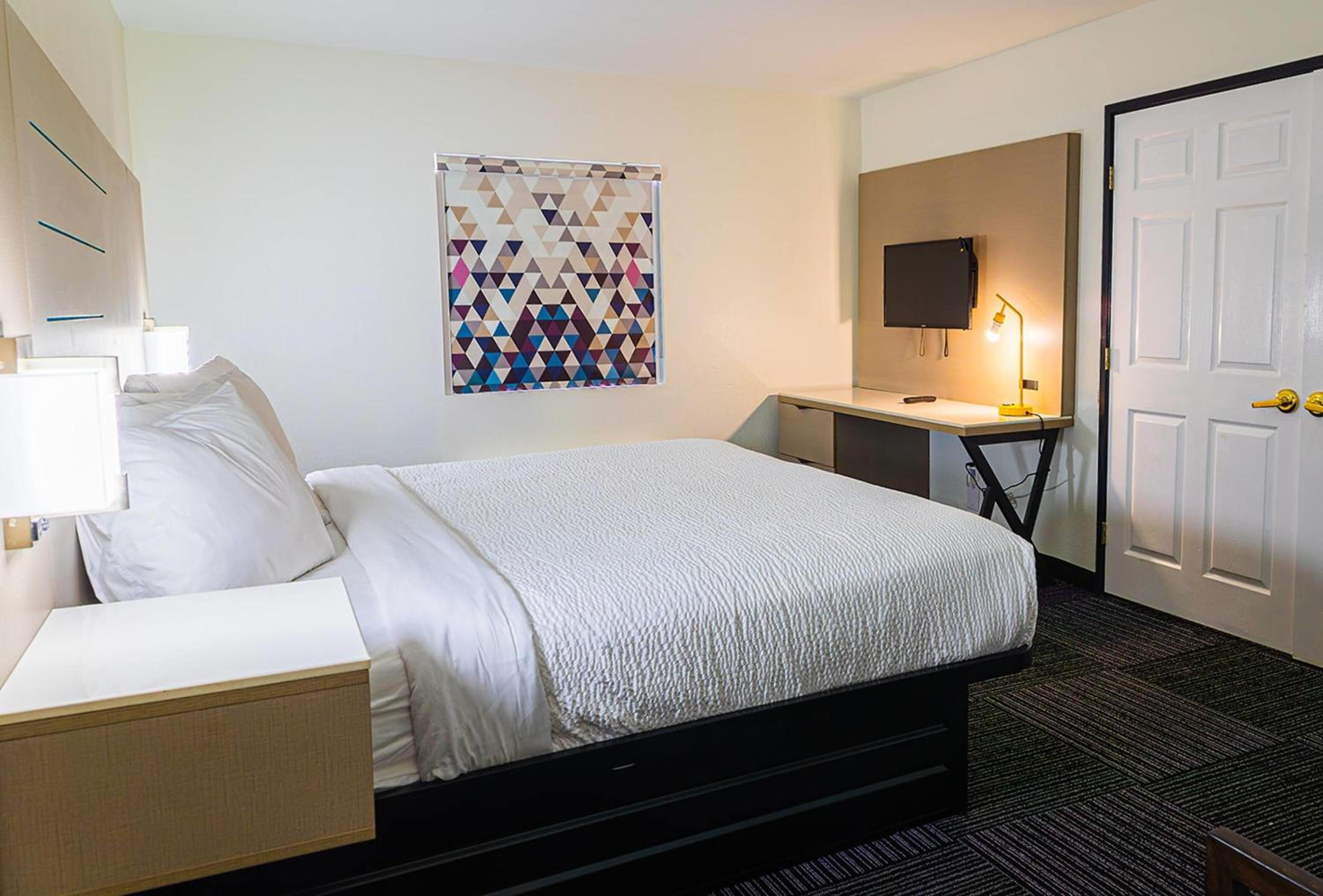 King Room with Two King Beds and Single Sofa Bed - Non-Smoking - Photo 2