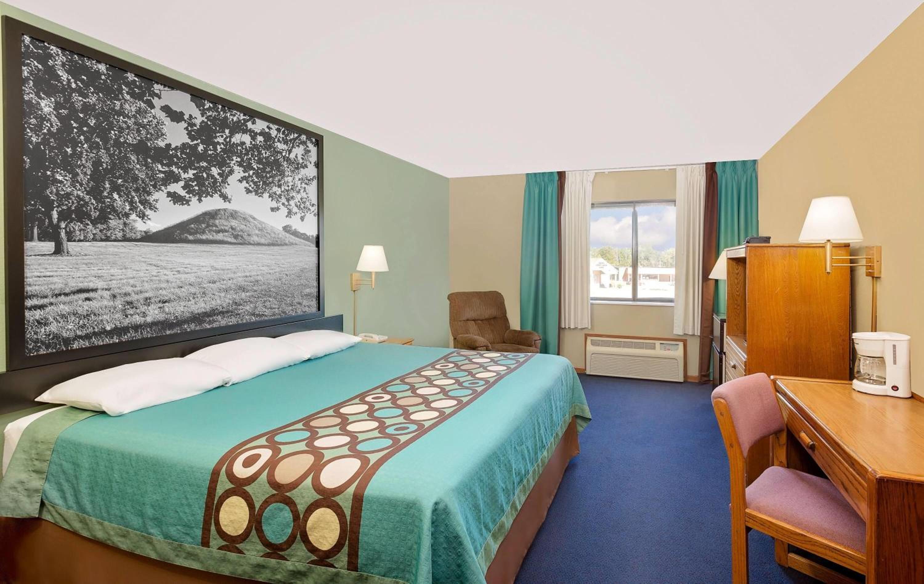 King Suite with Sofa Bed - Non-Smoking - Photo 4