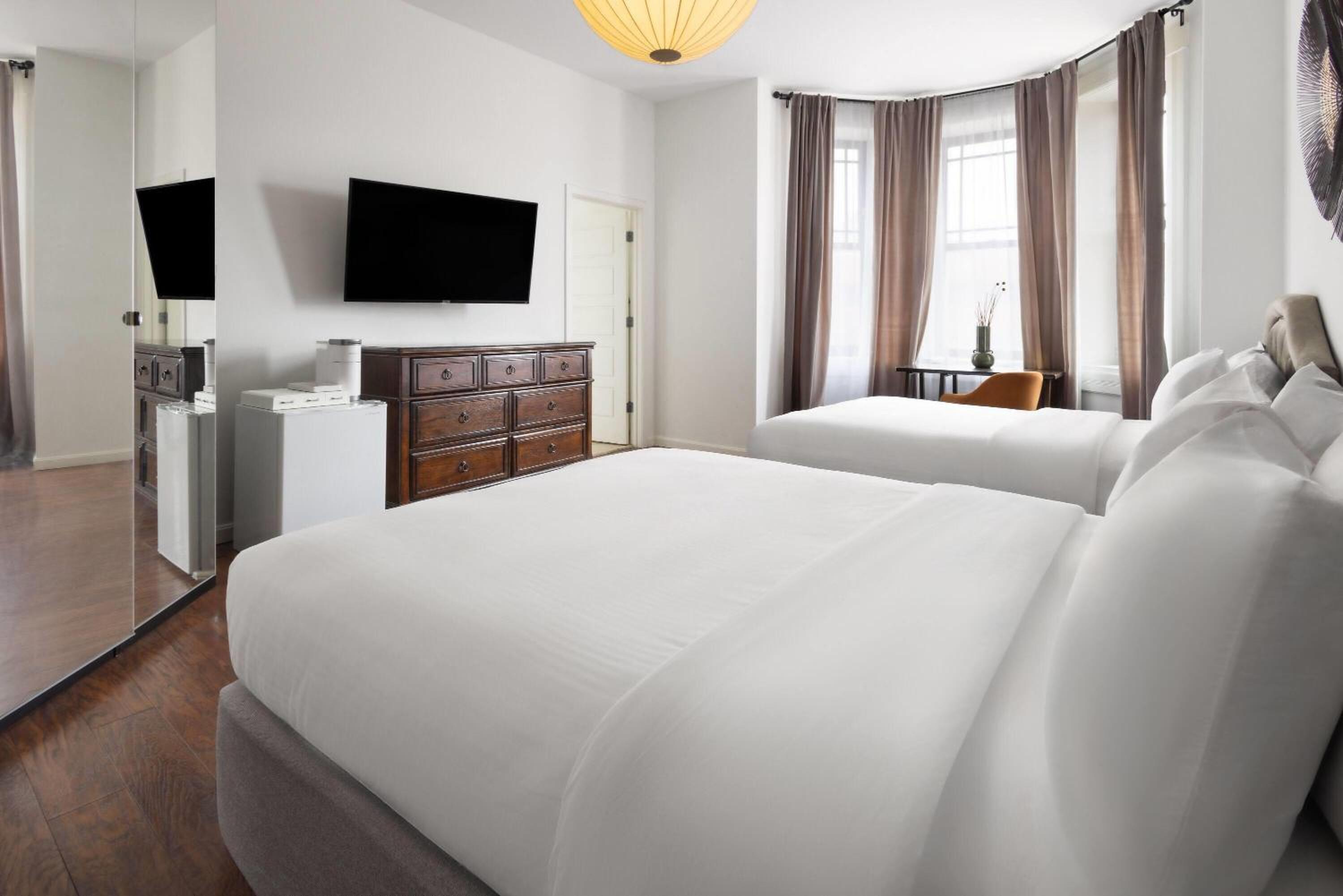 Queen Room with Two Queen Beds - Non-Smoking photo 3