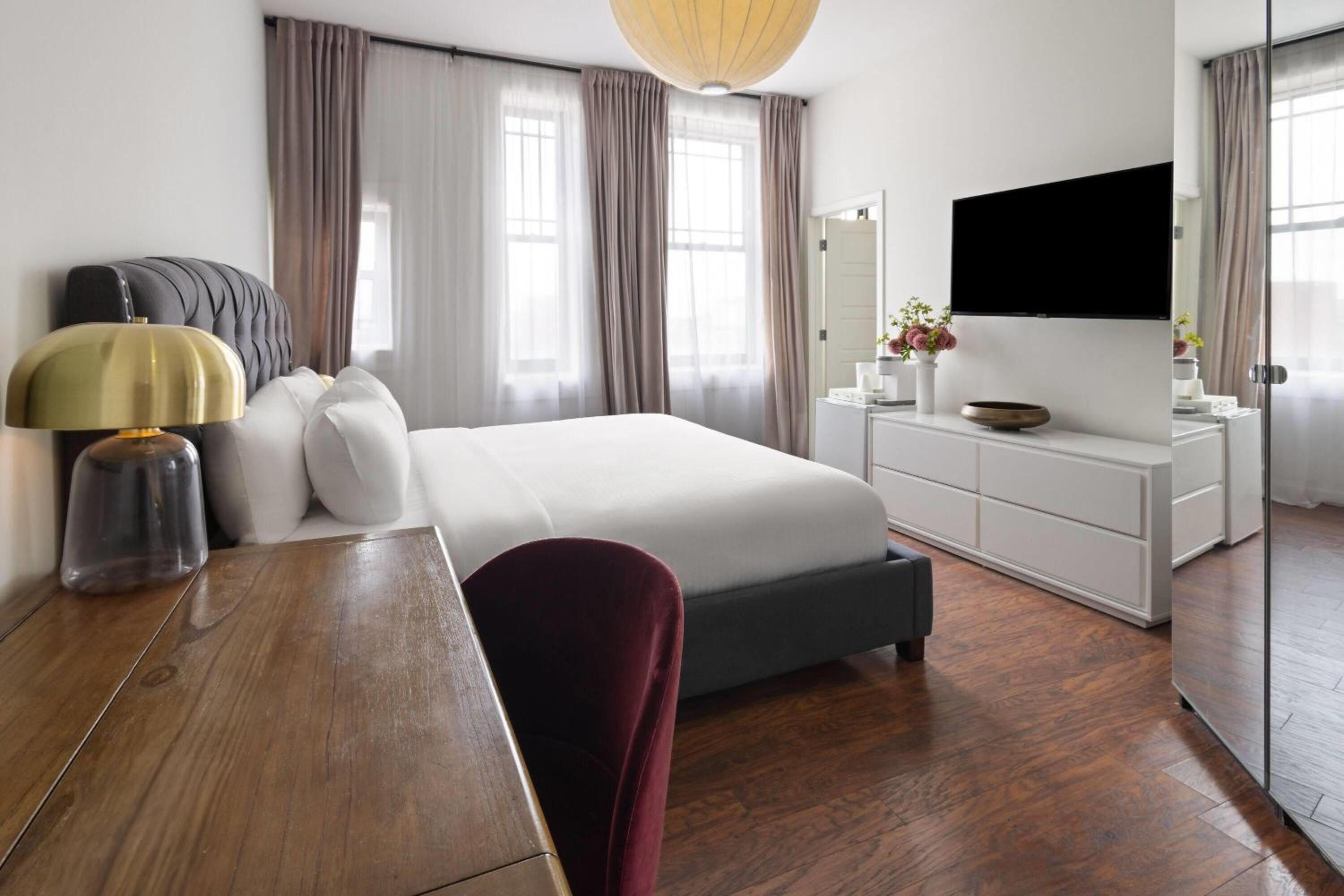 King Room with Roll-in Shower - Mobility Access/Non-Smoking photo 1