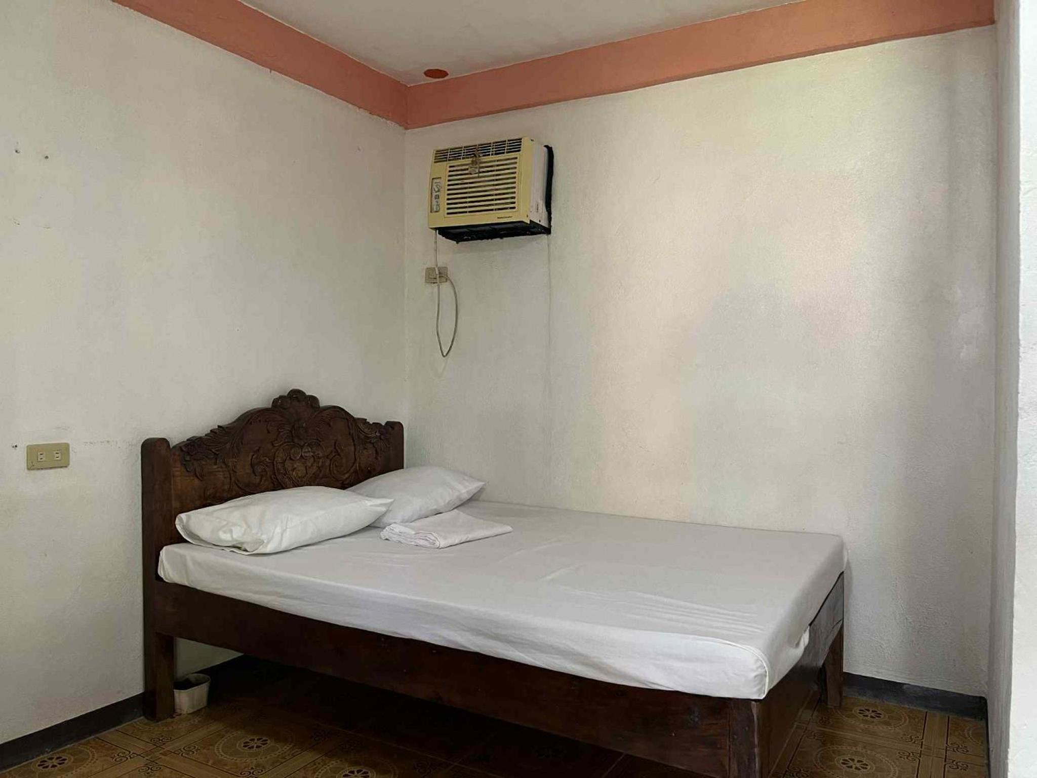 Budget Double Room - Photo 5