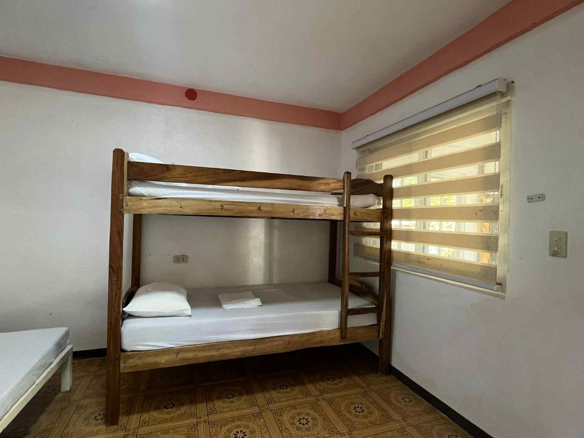 Budget Double Room - Photo 11