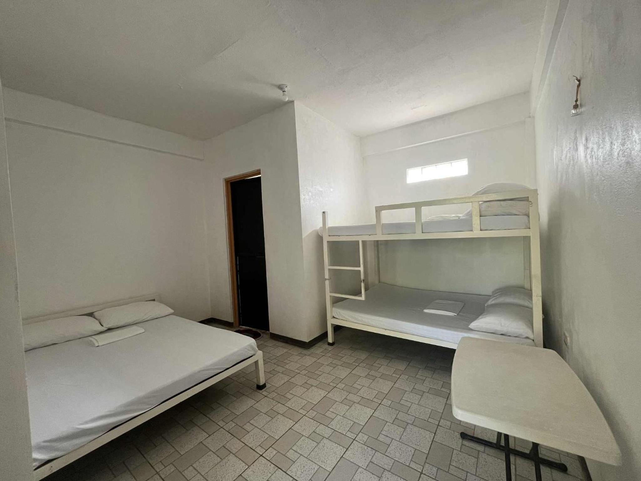 Budget Double Room - Photo 12