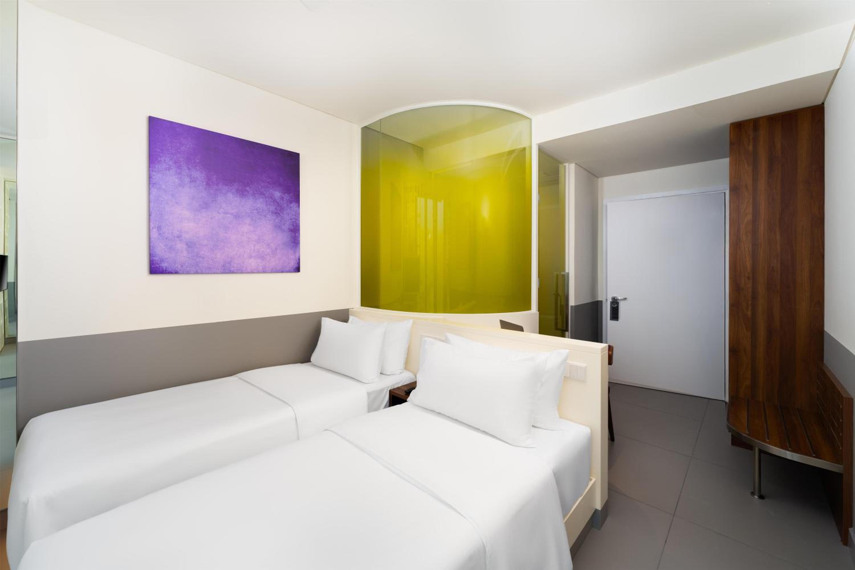 Twin Room with City View - Photo 2