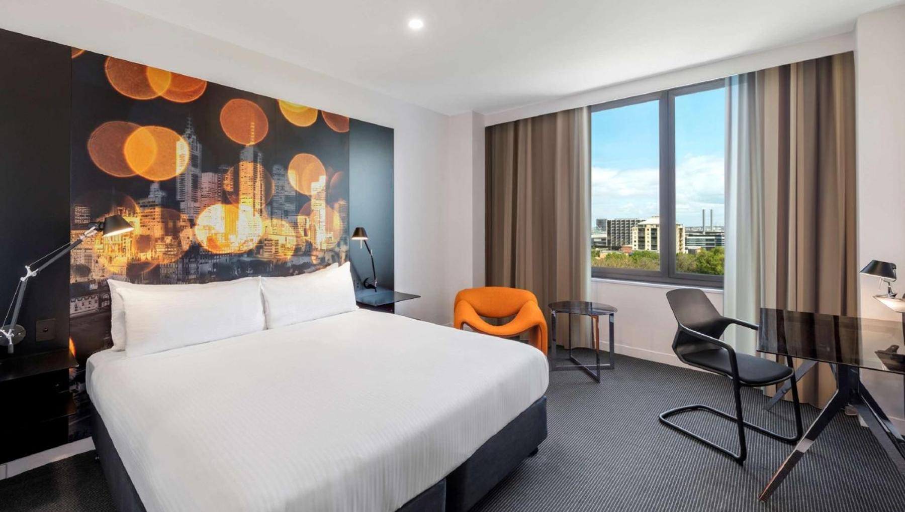 Deluxe Corner Room With Park View - Photo 4