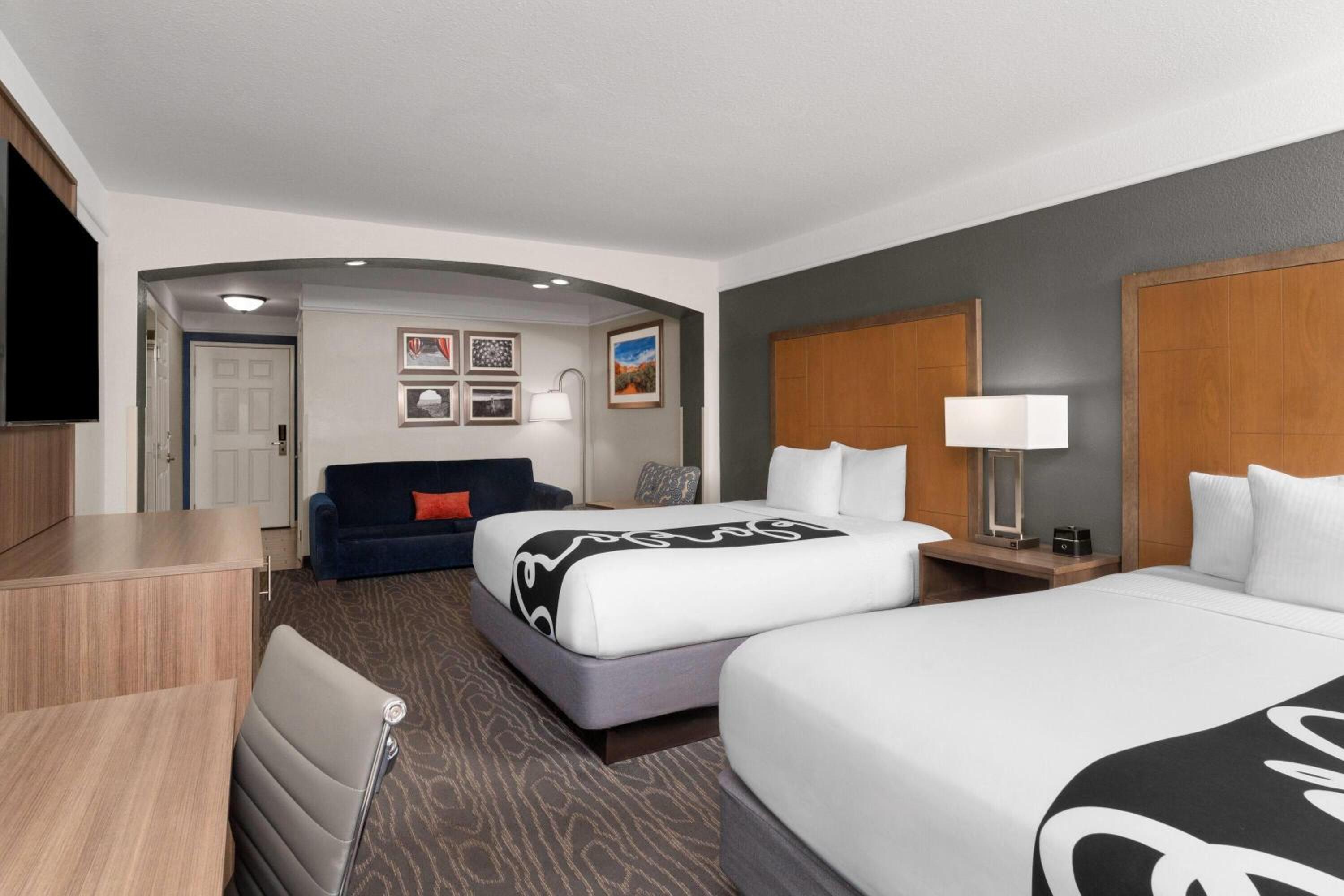 2 Queen Beds, Deluxe Non-Smoking - Photo 2