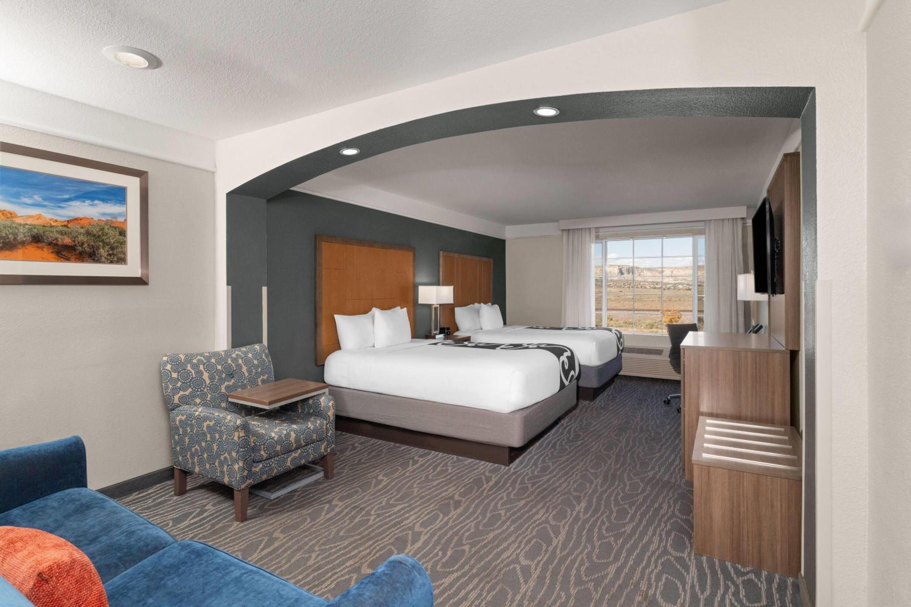 2 Queen Beds, Deluxe Non-Smoking - Photo 3