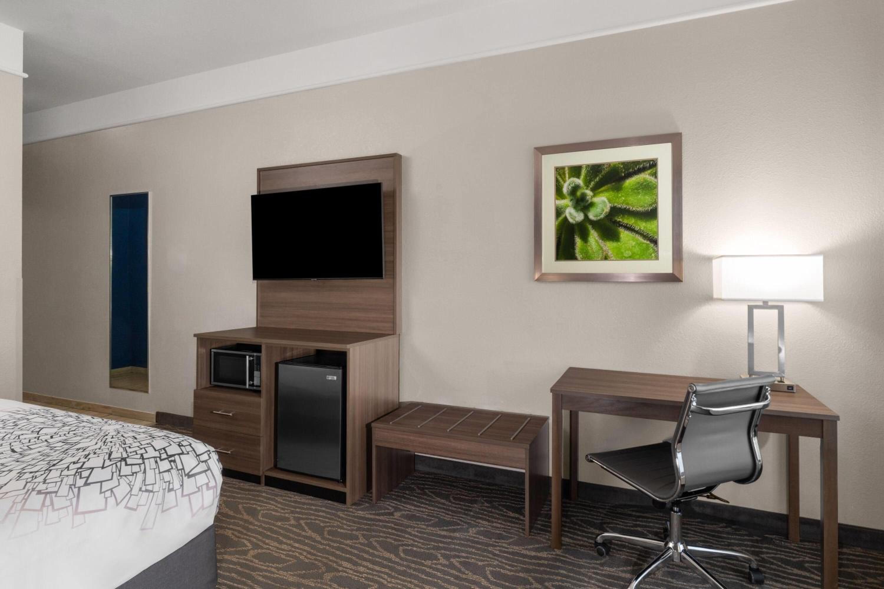 King Room - Non-Smoking - Photo 2