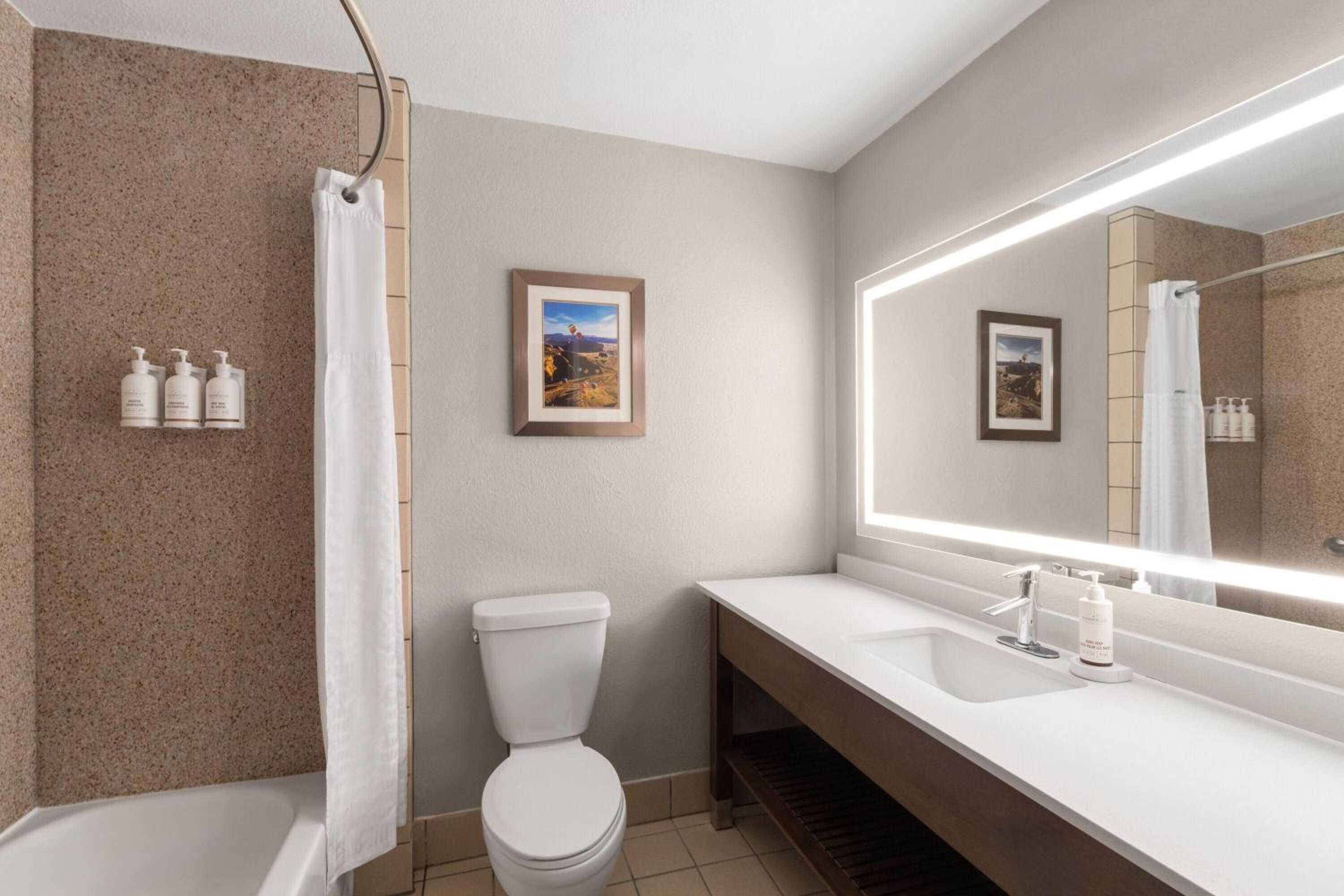 Deluxe King Room - Non-Smoking - Photo 2