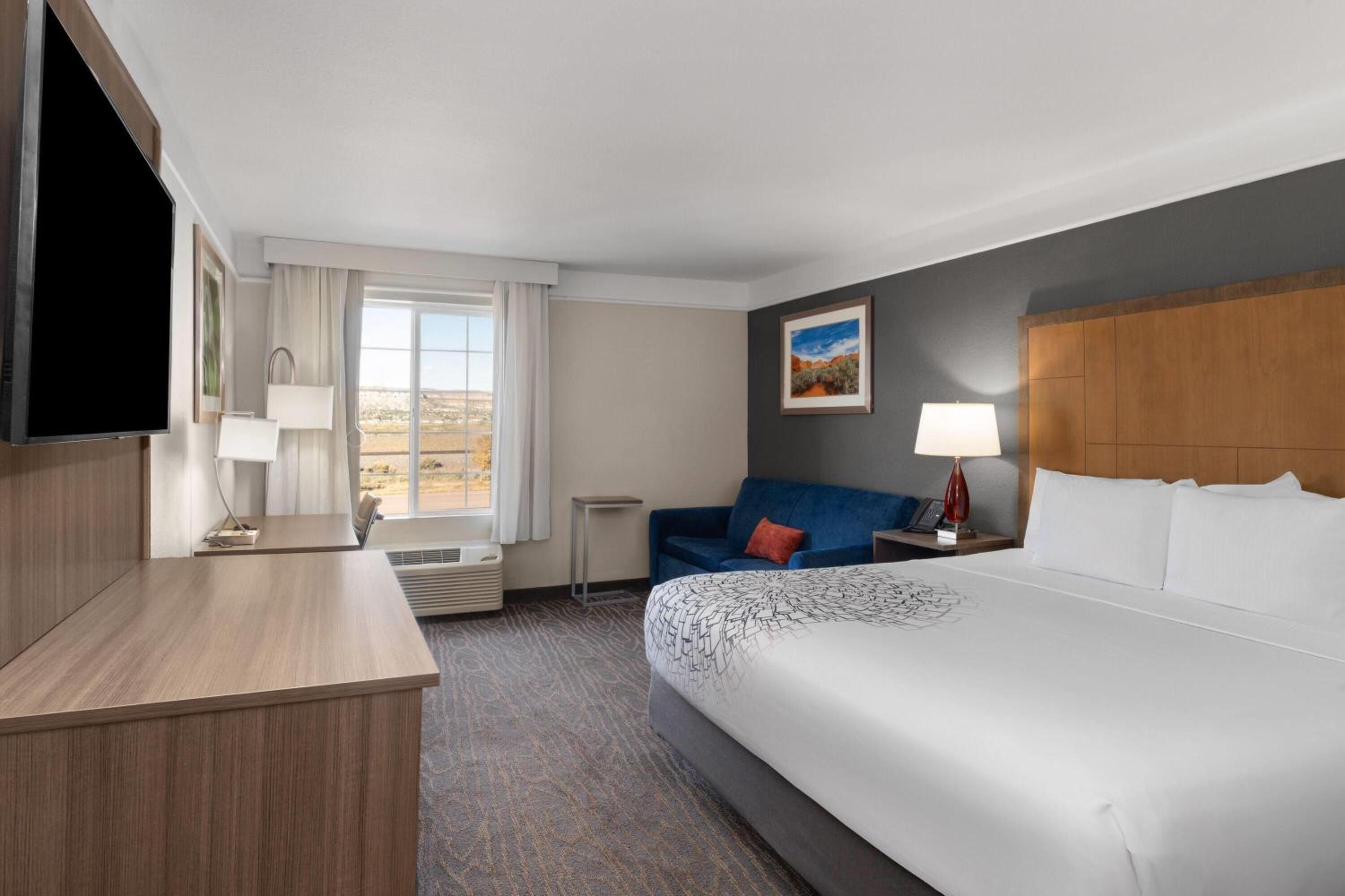 Deluxe King Room - Non-Smoking - Photo 4