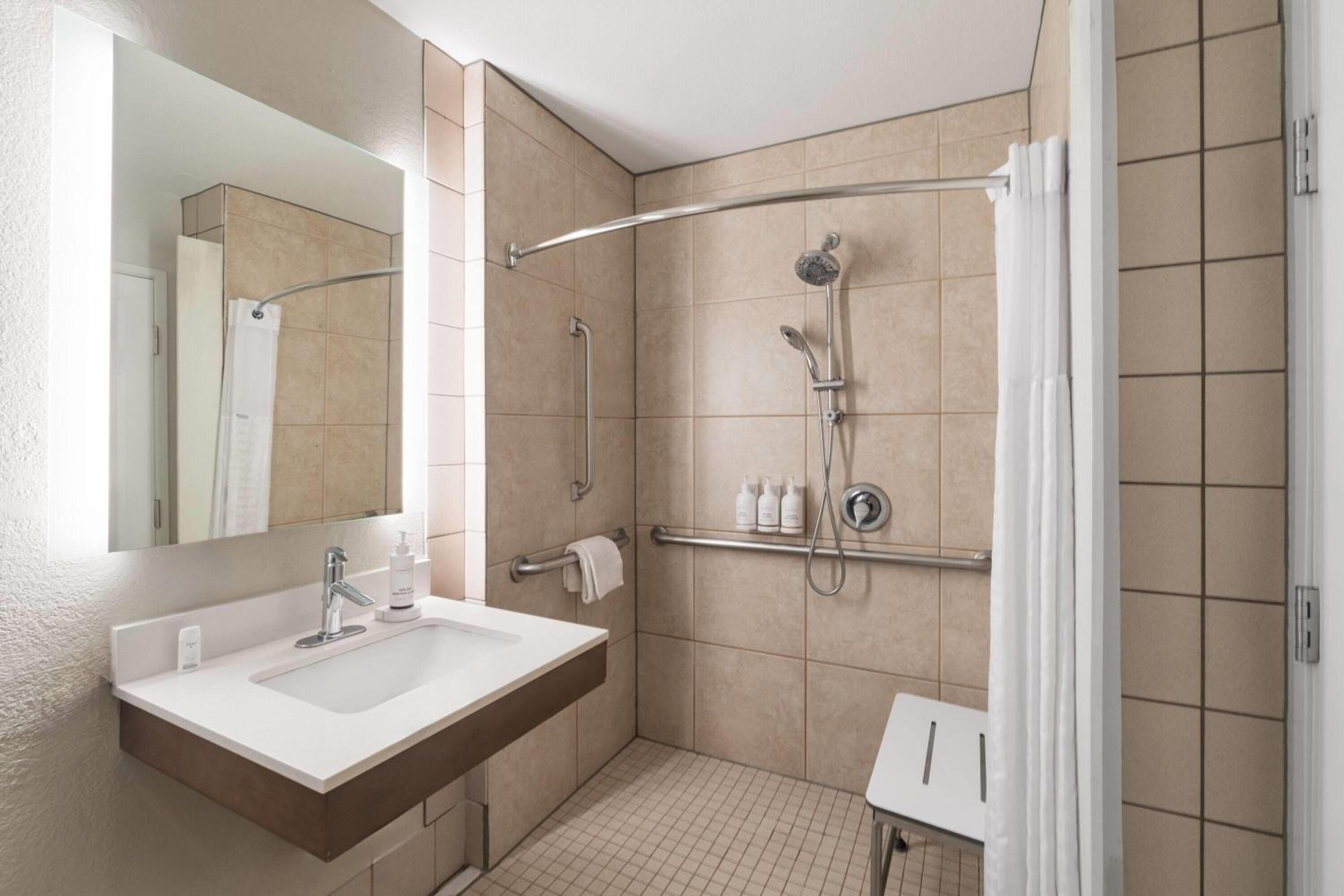 Double Room with Two Double Beds - Mobility Accessible/Non-Smoking - Photo 3