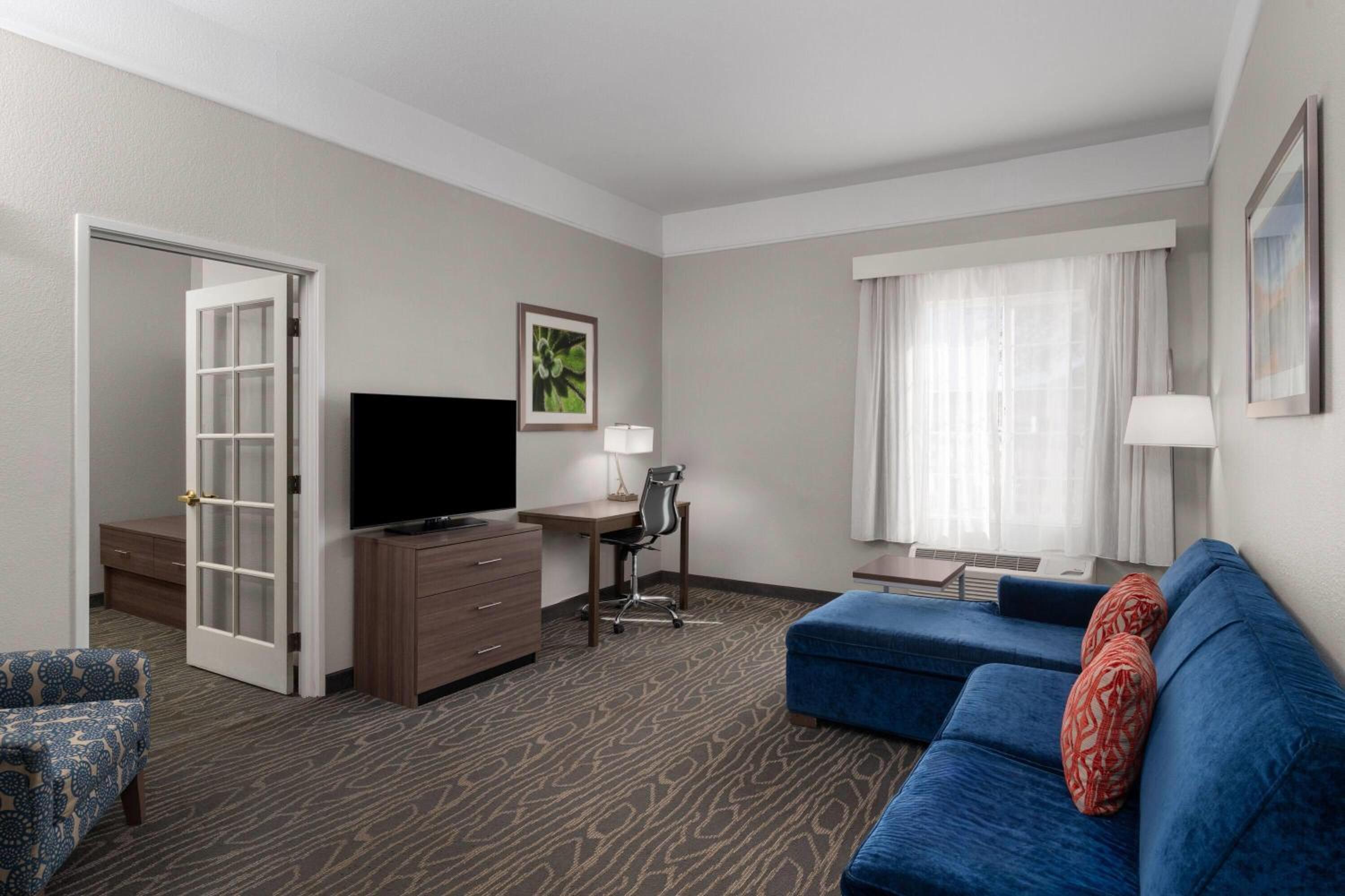 Deluxe King Room - Mobility Accessible/Non-Smoking - Photo 3