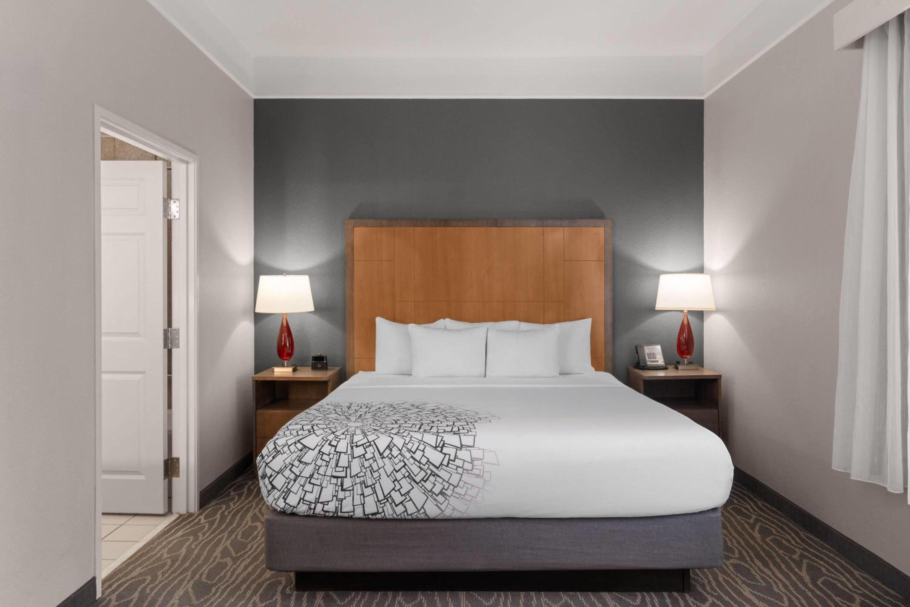 Deluxe King Room - Mobility Accessible/Non-Smoking - Photo 5