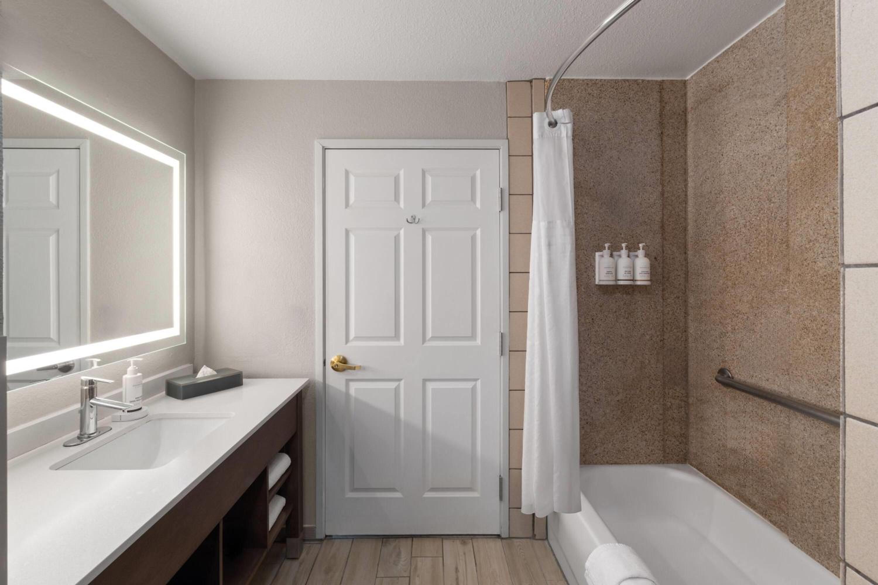 One-Bedroom King Suite - Non-Smoking - Photo 5