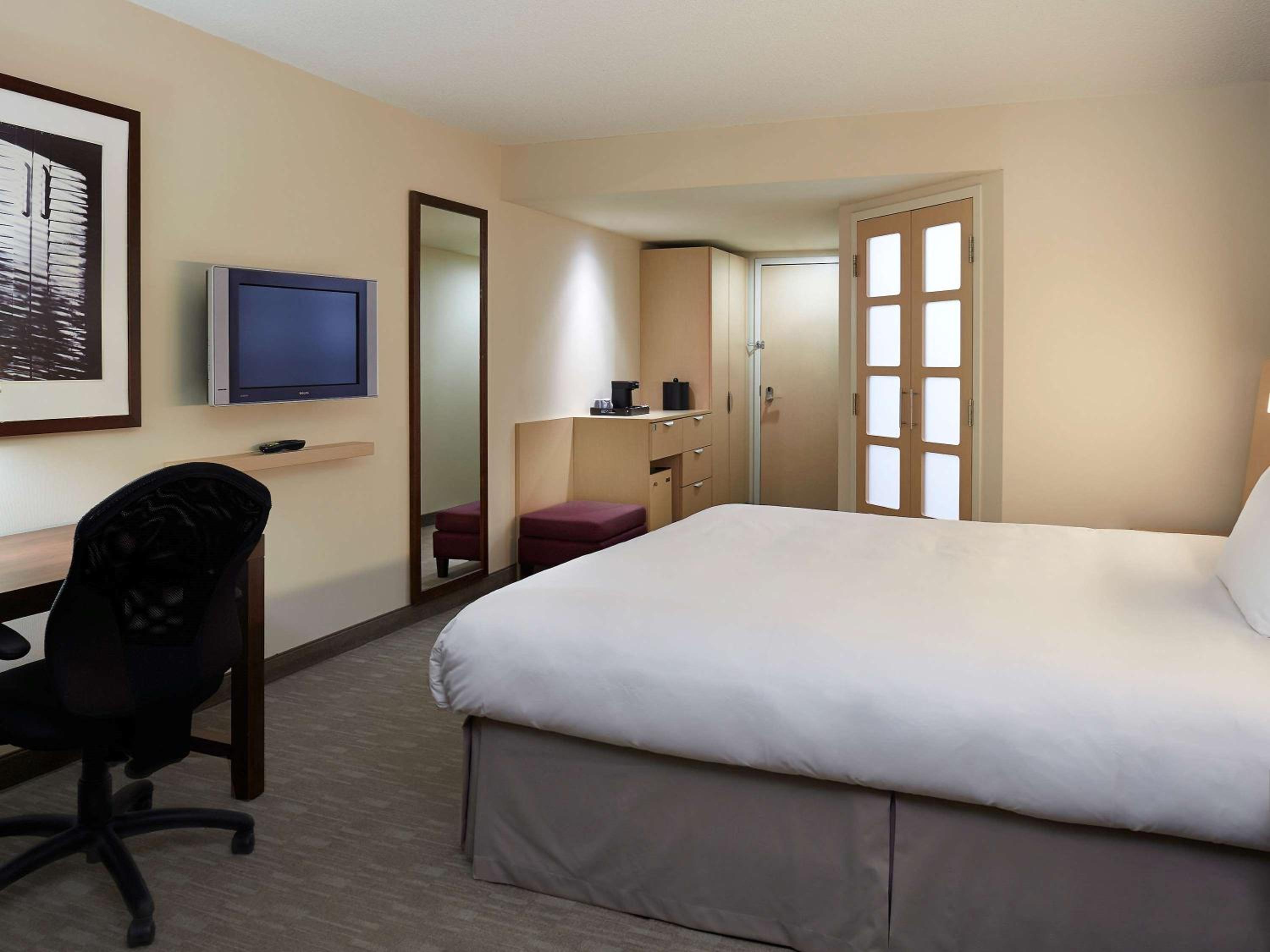 Superior Room with One King Bed - Photo 3