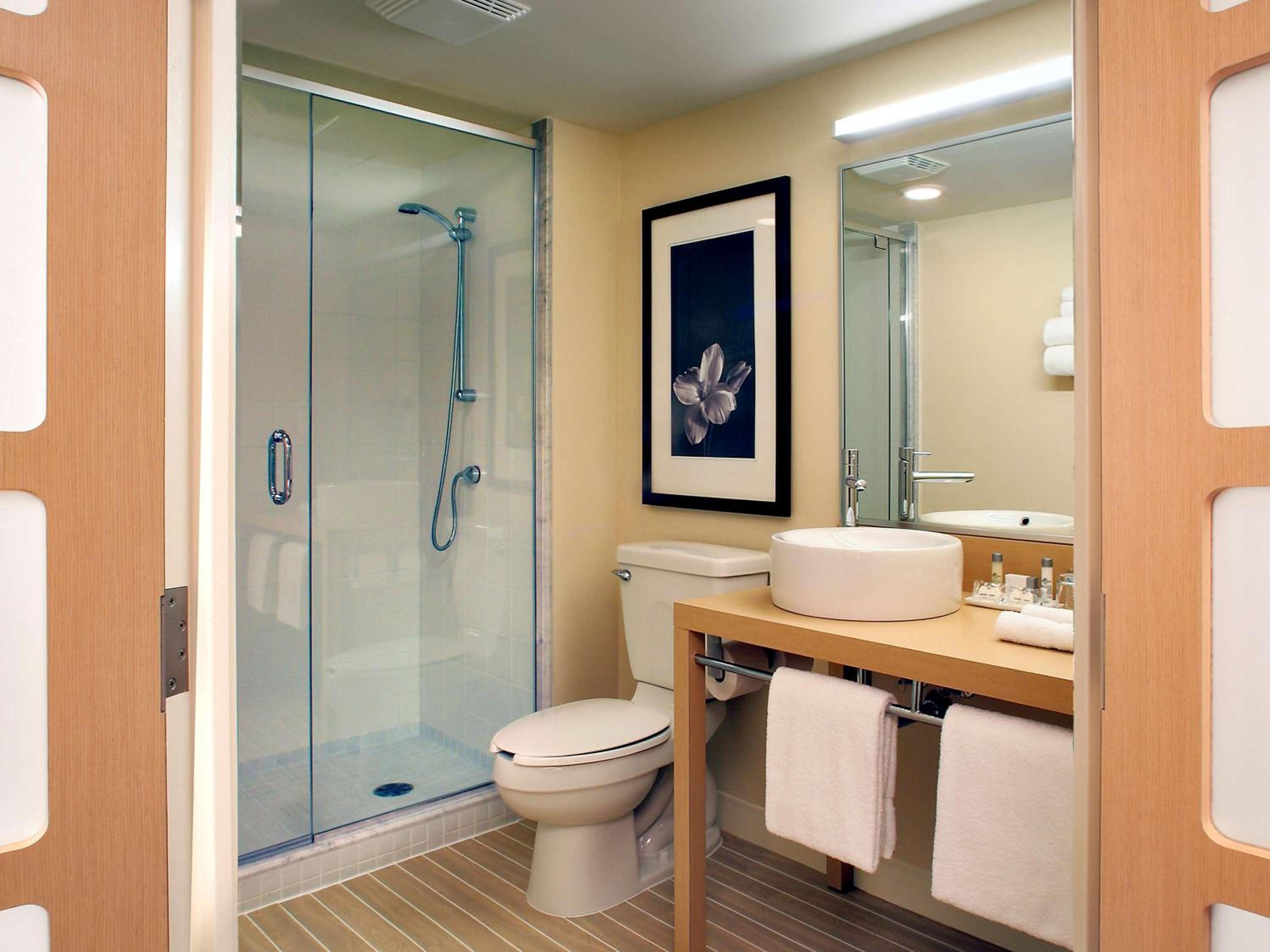 Superior Room with One King Bed - Photo 4