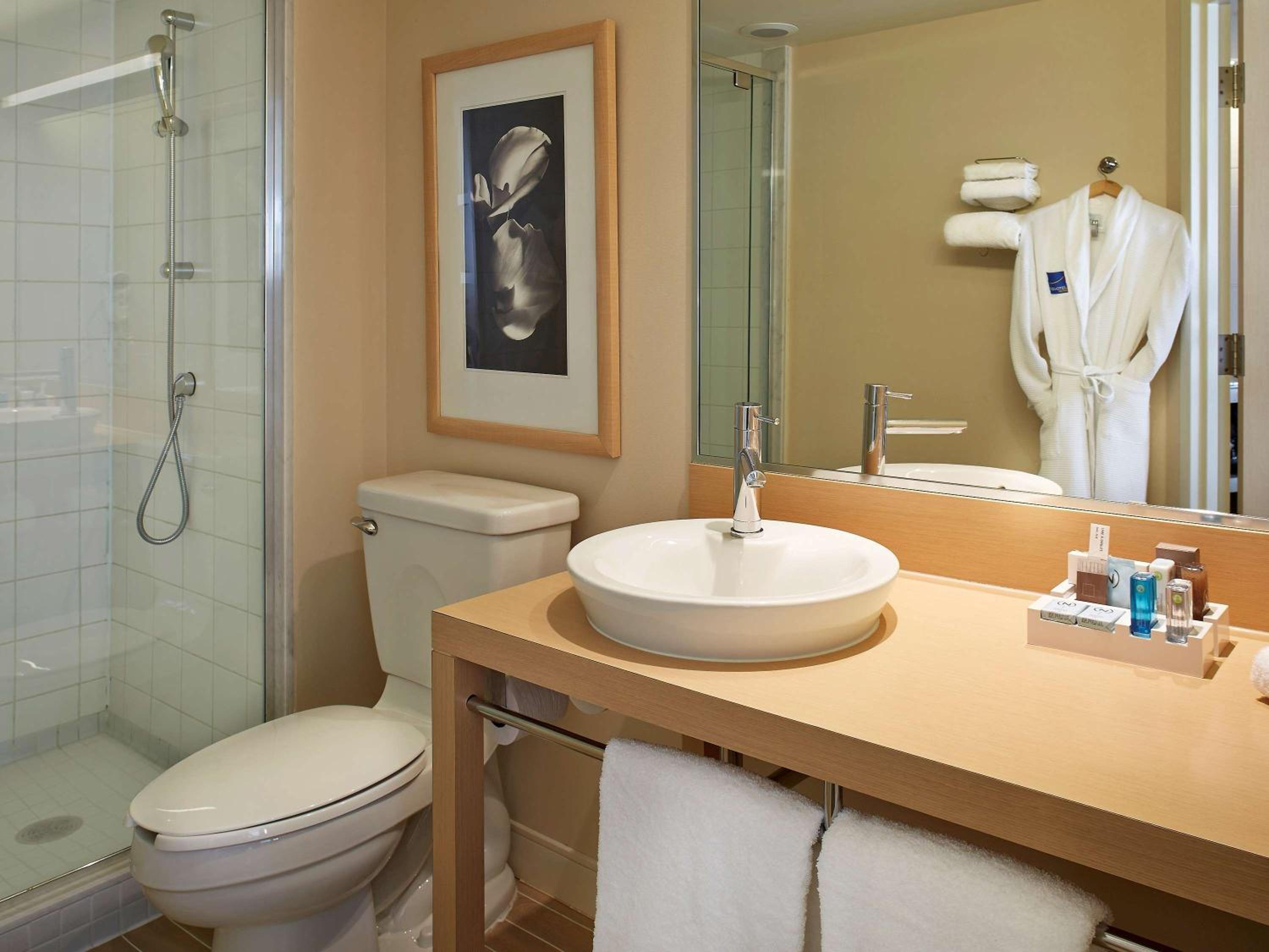 Superior Room with One King Bed - Photo 5