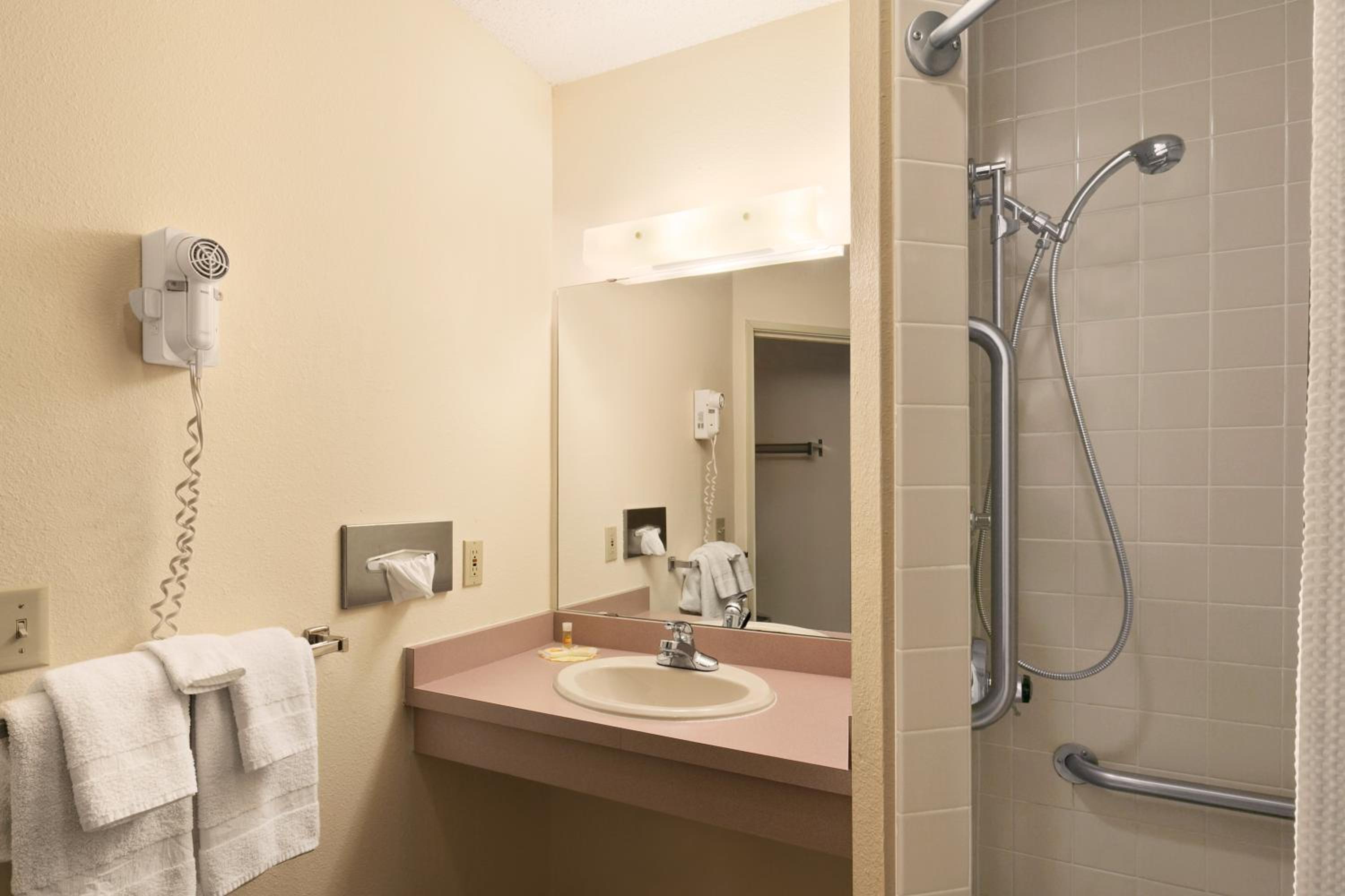 Queen Room with Roll-In Shower - Mobility Accessible/Non-Smoking - Photo 2