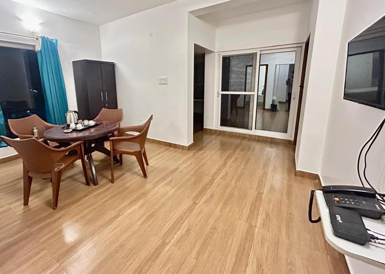 Two-Bedroom Deluxe Apartment with Balcony - Photo 3