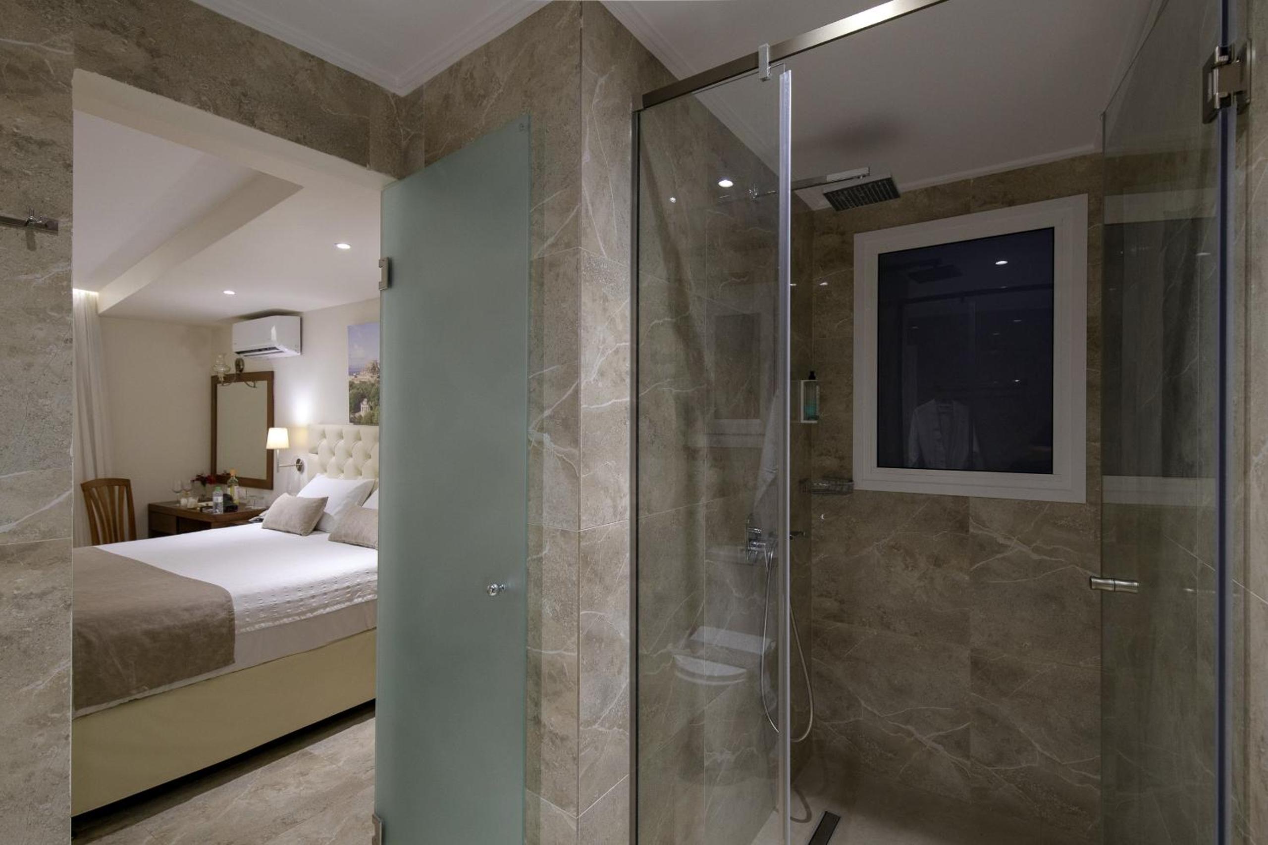 Deluxe Double or Twin Room with Sea View photo 3