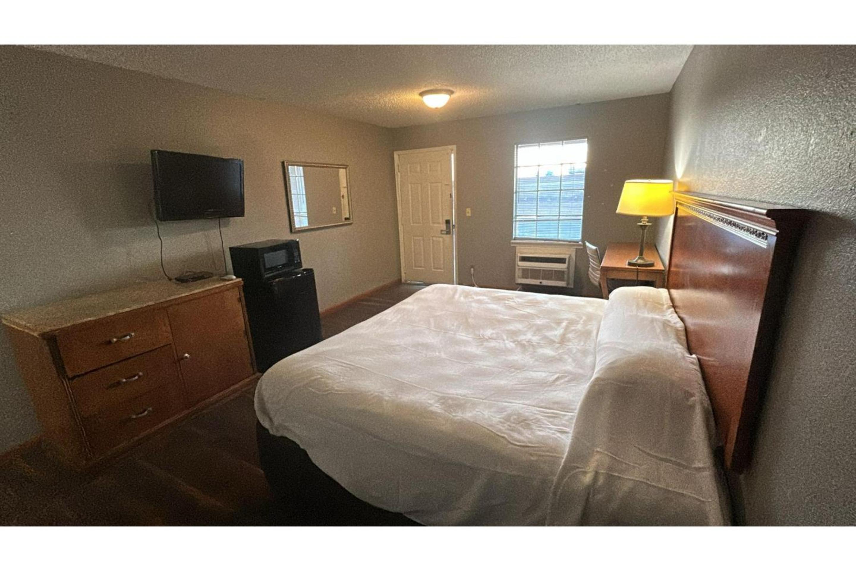 King Bed Non-Smoking - Photo 9