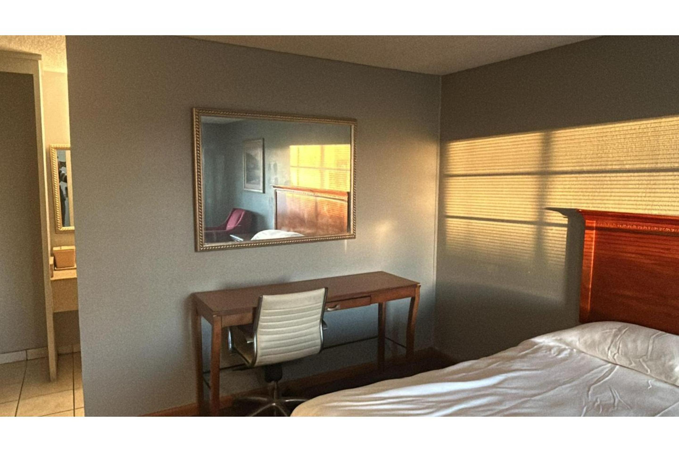 King Bed Smoking - Photo 1