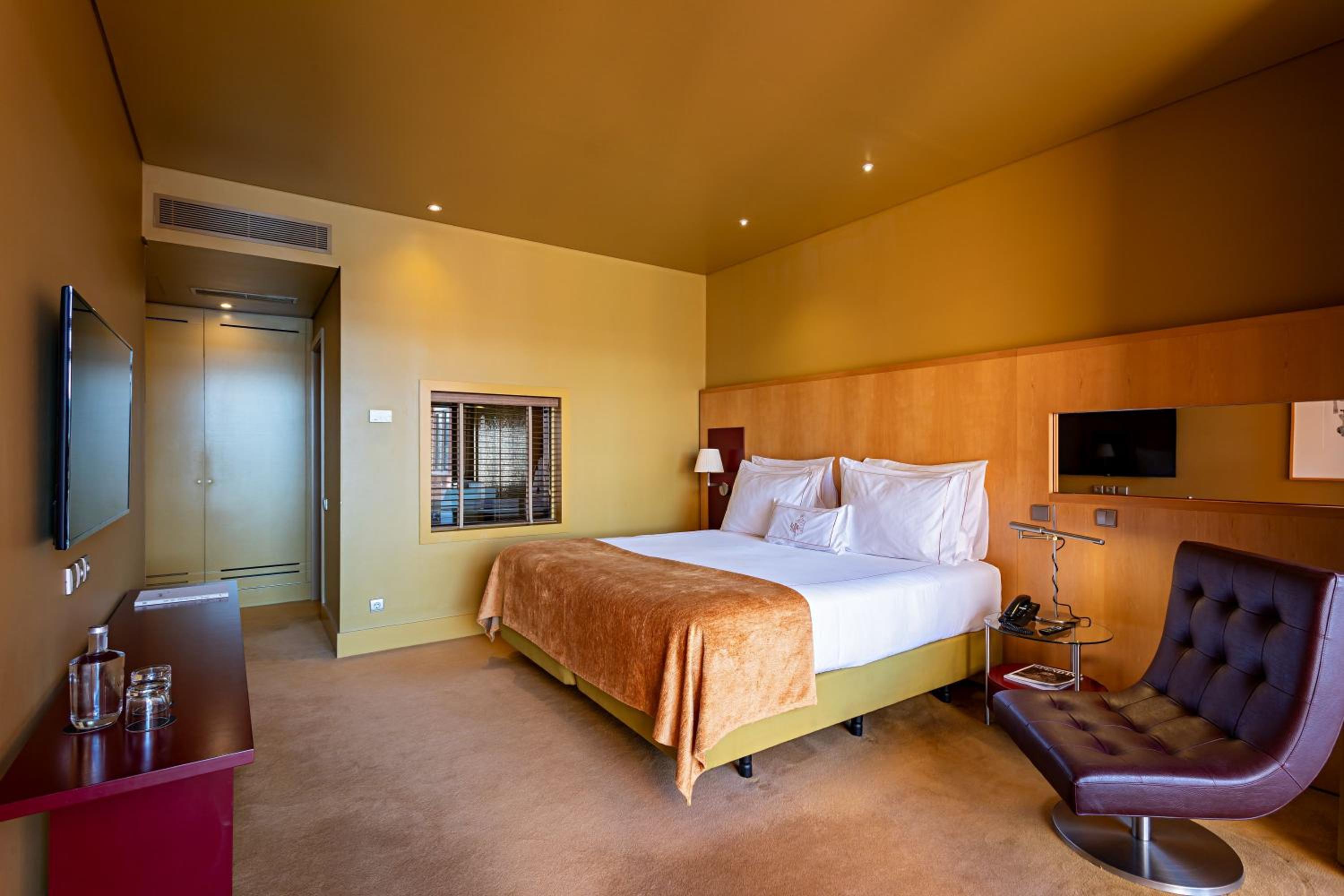 Suite with Balcony thumbnail 5