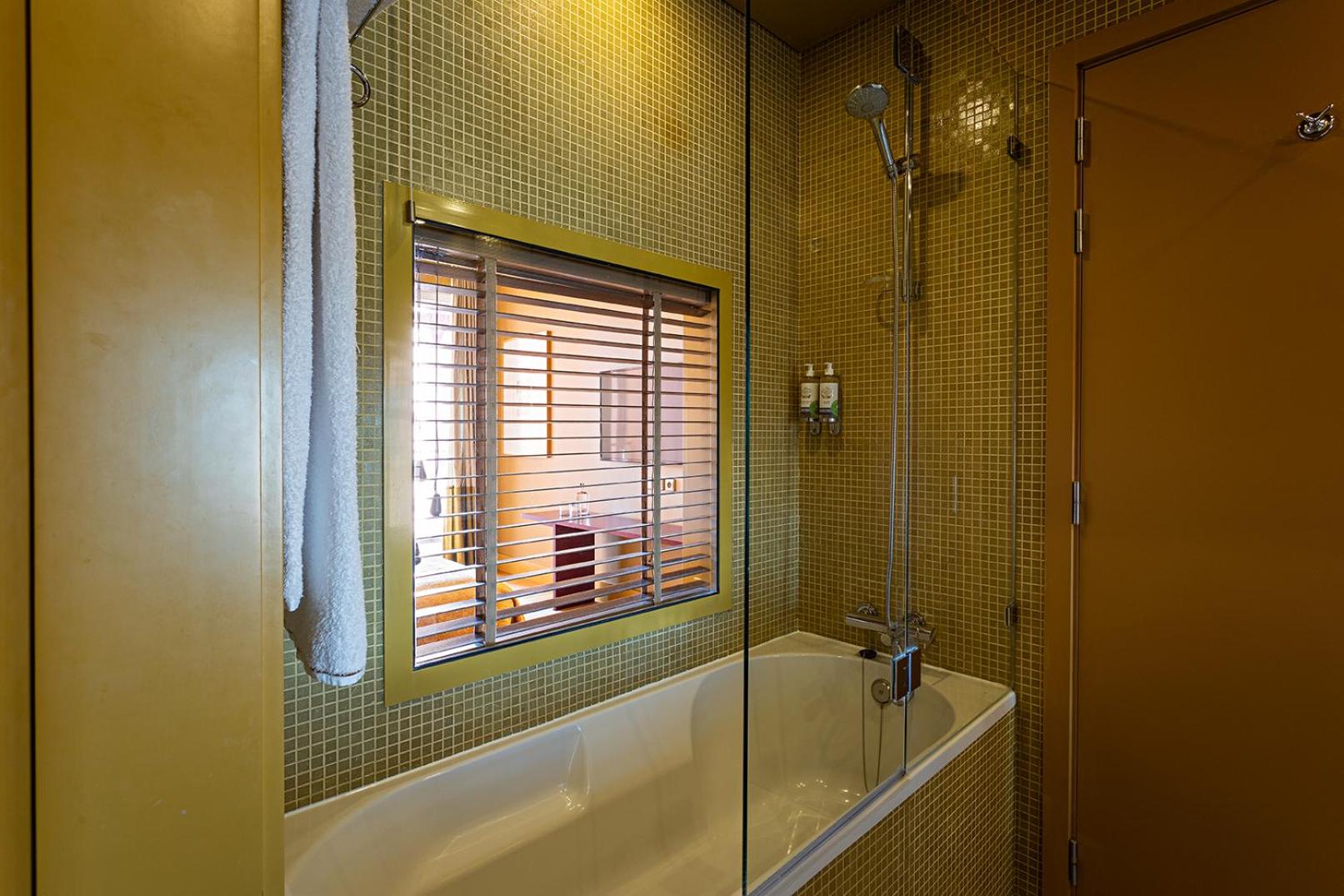 Suite with Balcony thumbnail 6