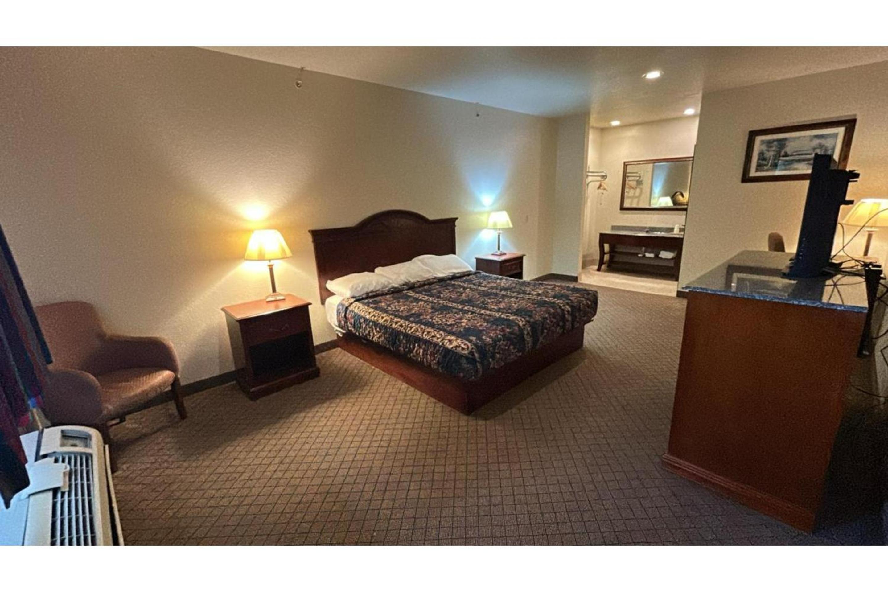 King Bed Non-Smoking - Photo 13