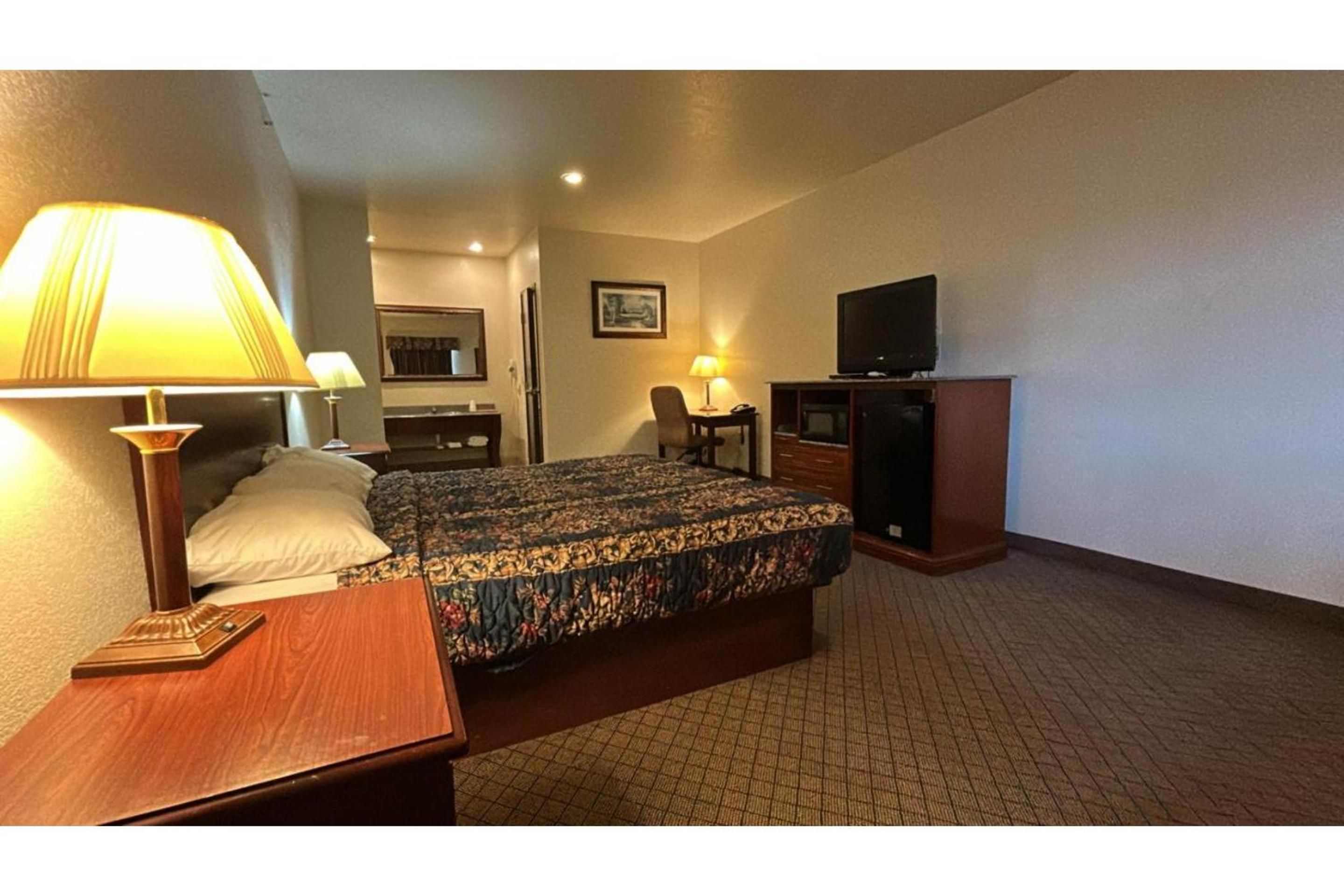 King Bed Non-Smoking - Photo 1