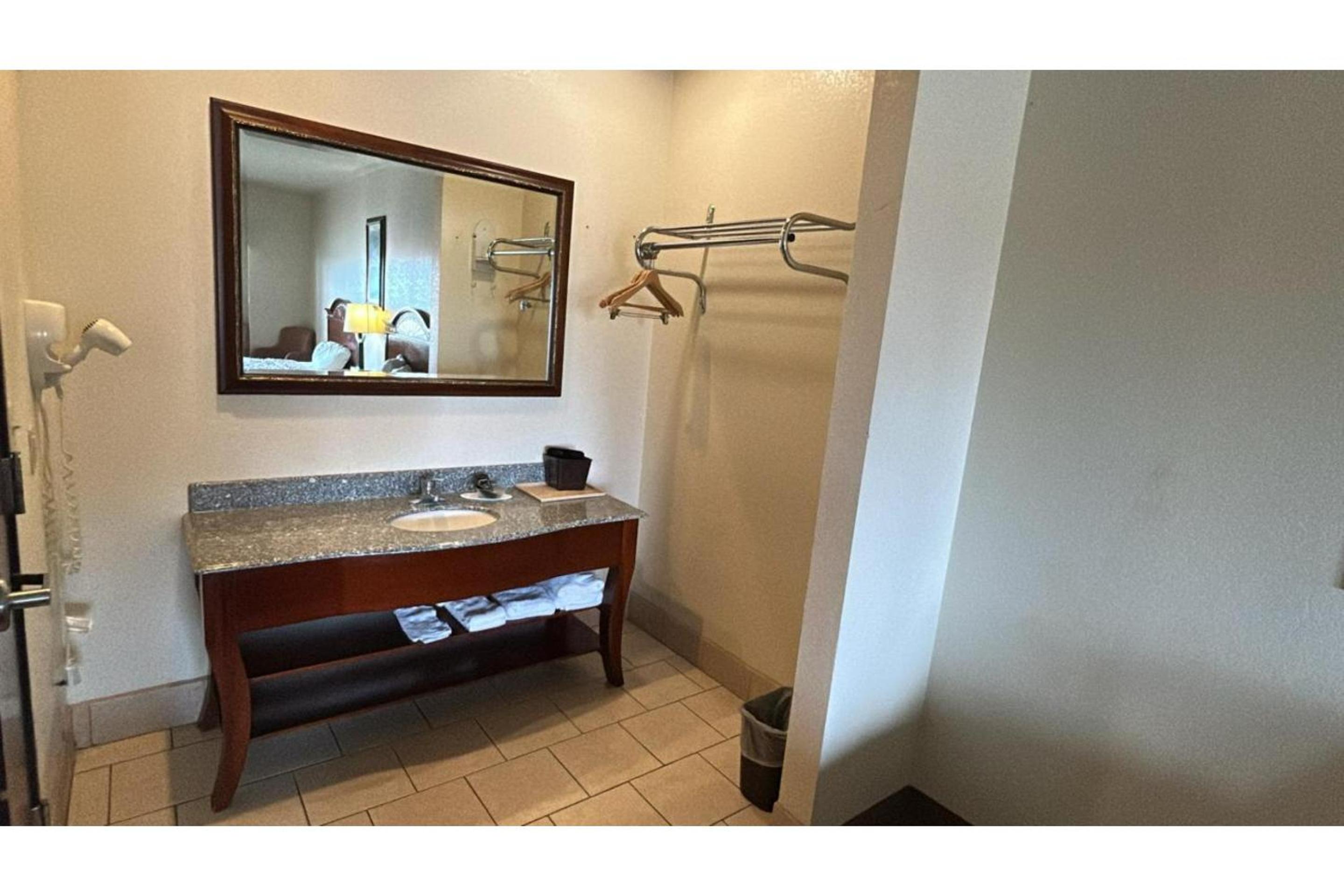 King Bed Non-Smoking - Photo 6