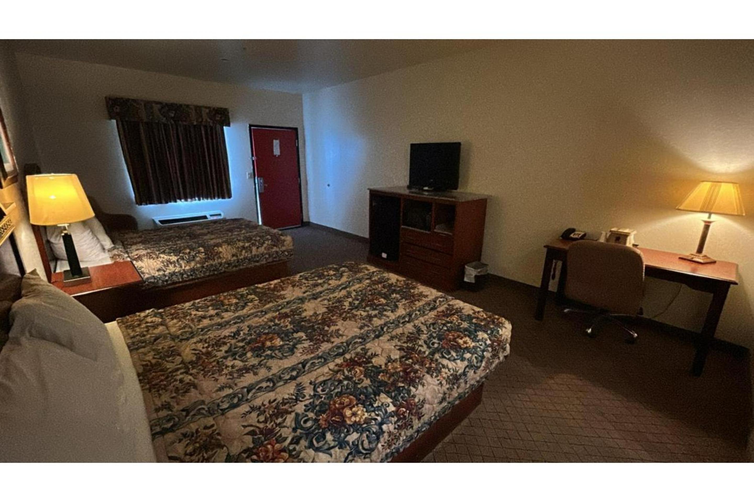 2 Queen Bed Smoking - Photo 6