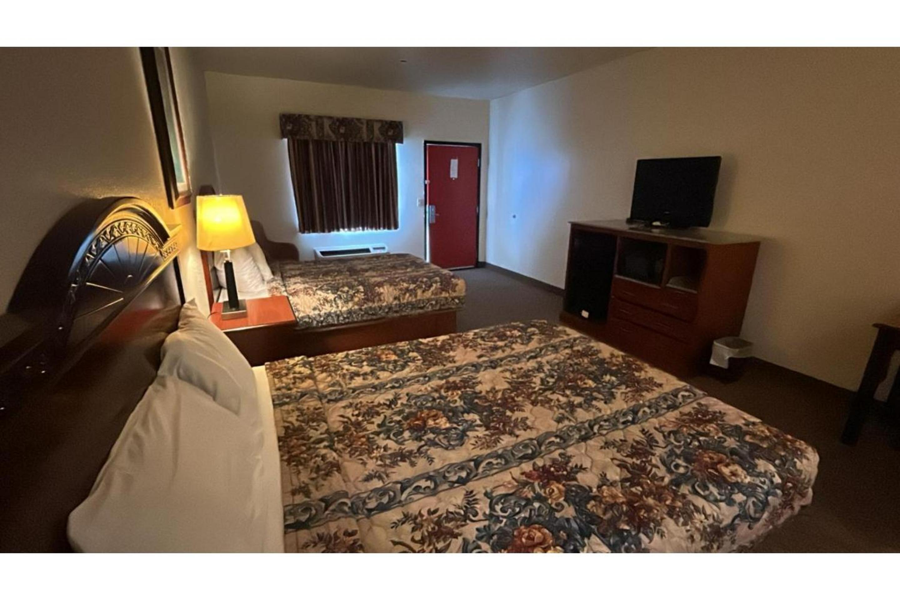 2 Queen Bed Smoking - Photo 1