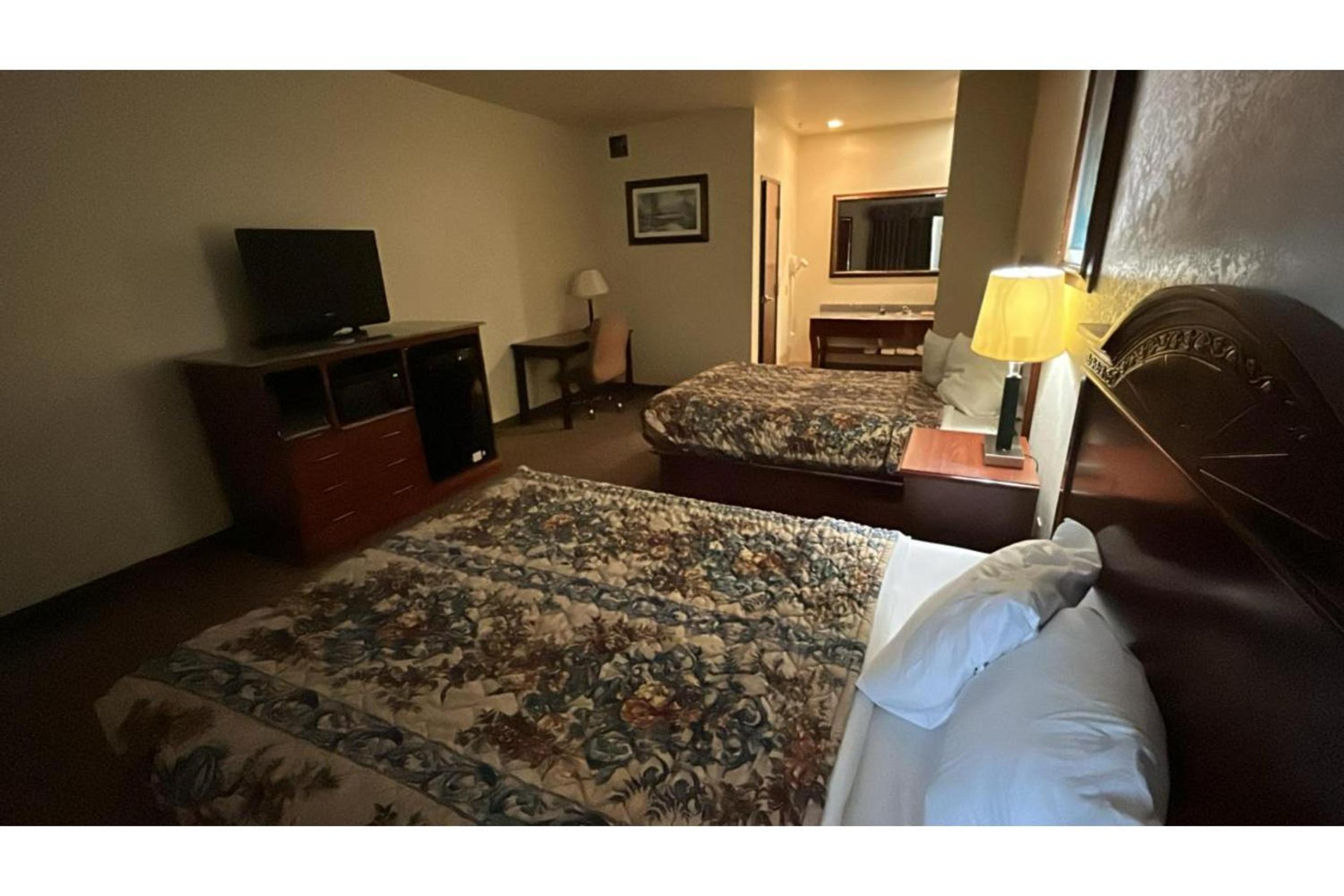 2 Queen Beds Non-Smoking - Photo 3