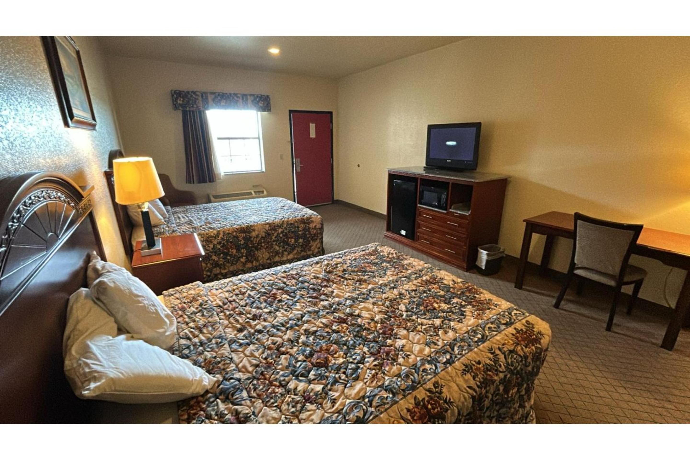 2 Queen Beds Non-Smoking - Photo 6