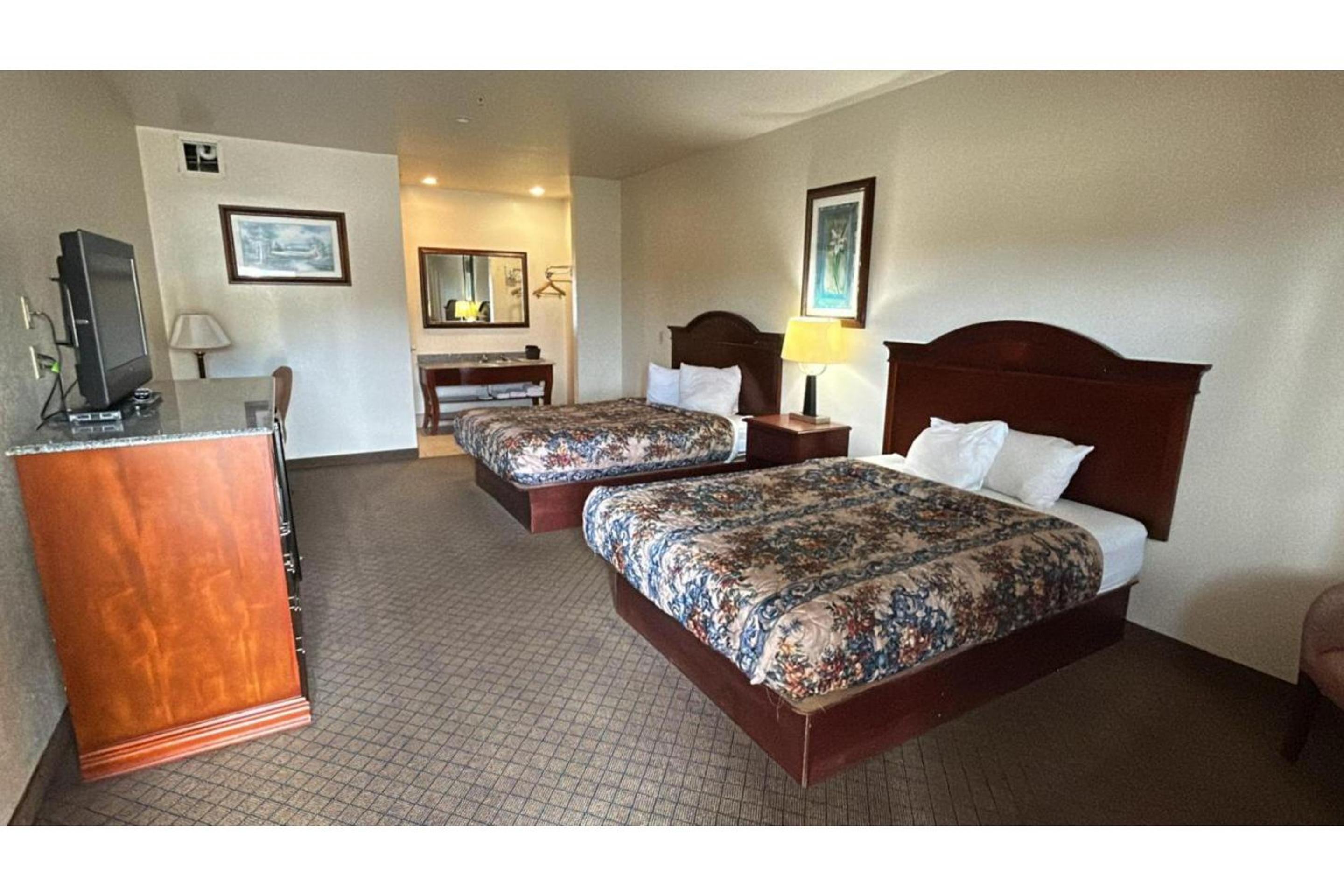 2 Queen Beds Non-Smoking - Photo 8