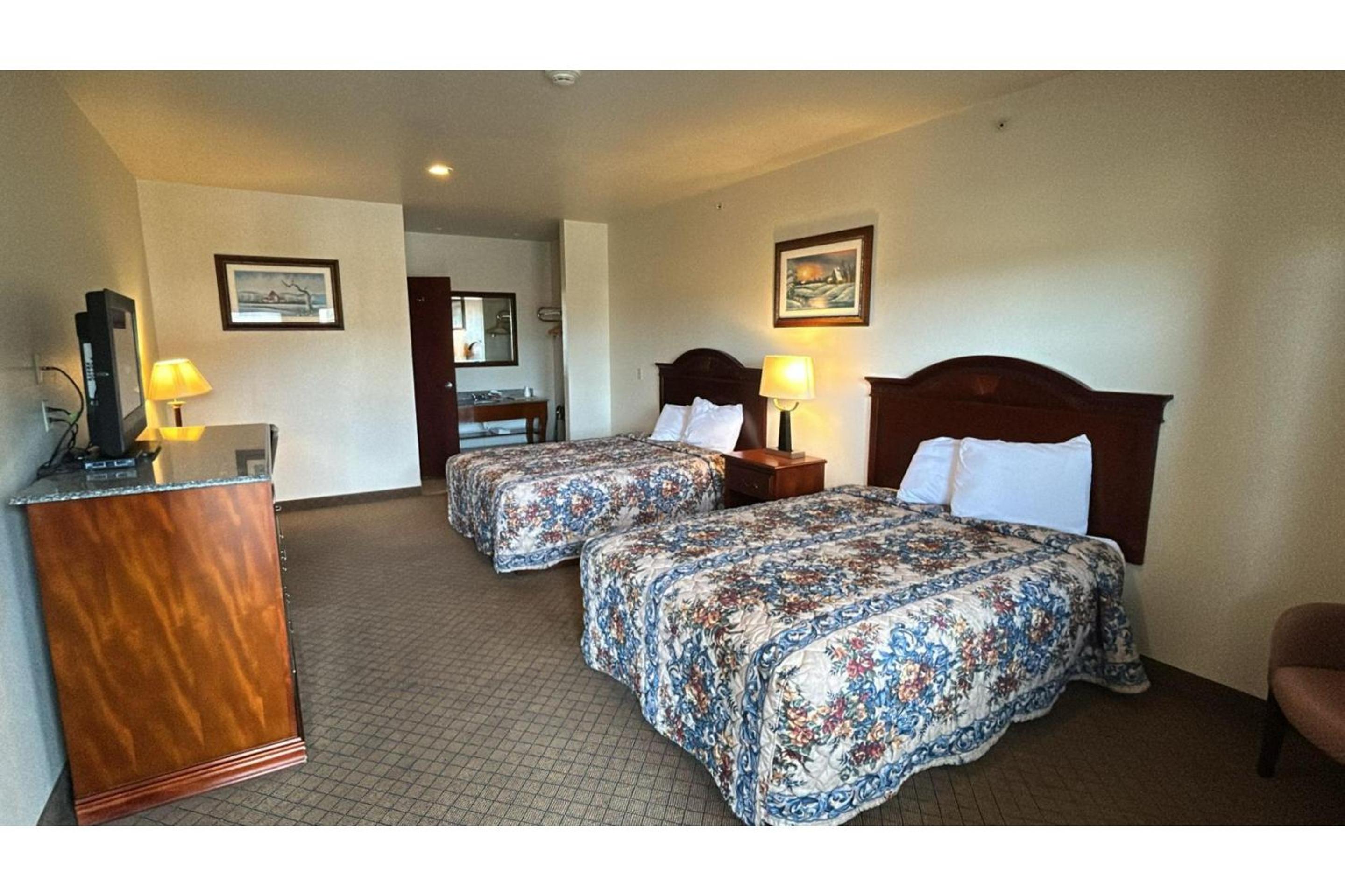 2 Queen Beds Non-Smoking - Photo 14