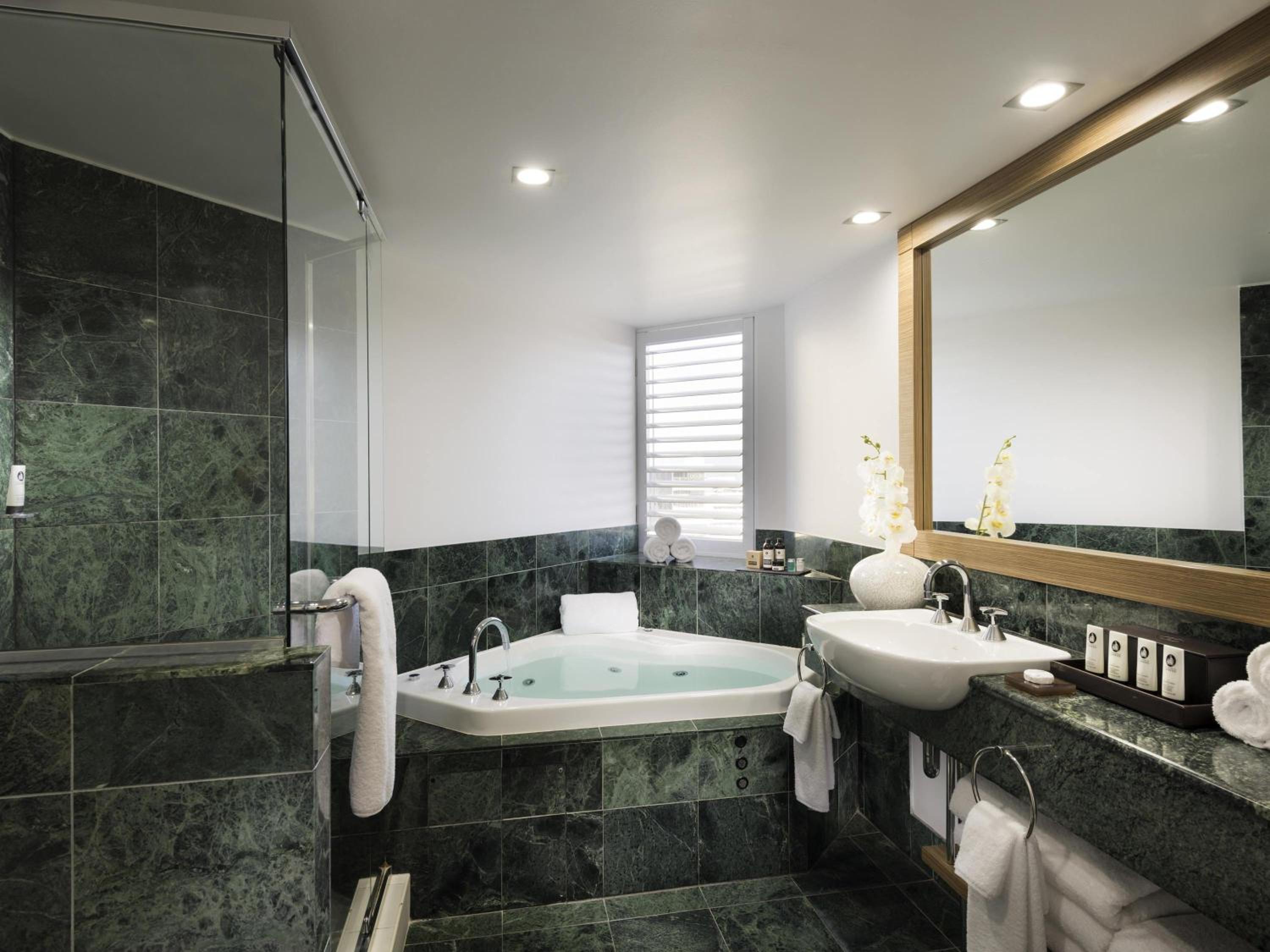 Signature King Room with Garden View and Spa Bath - Photo 3