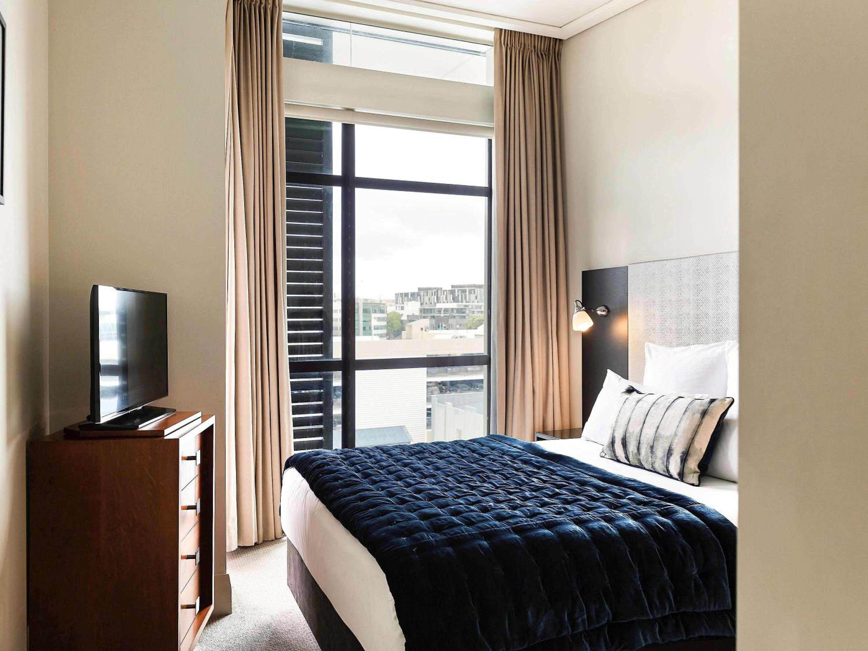 One-Bedroom Queen Suite with City View photo 1