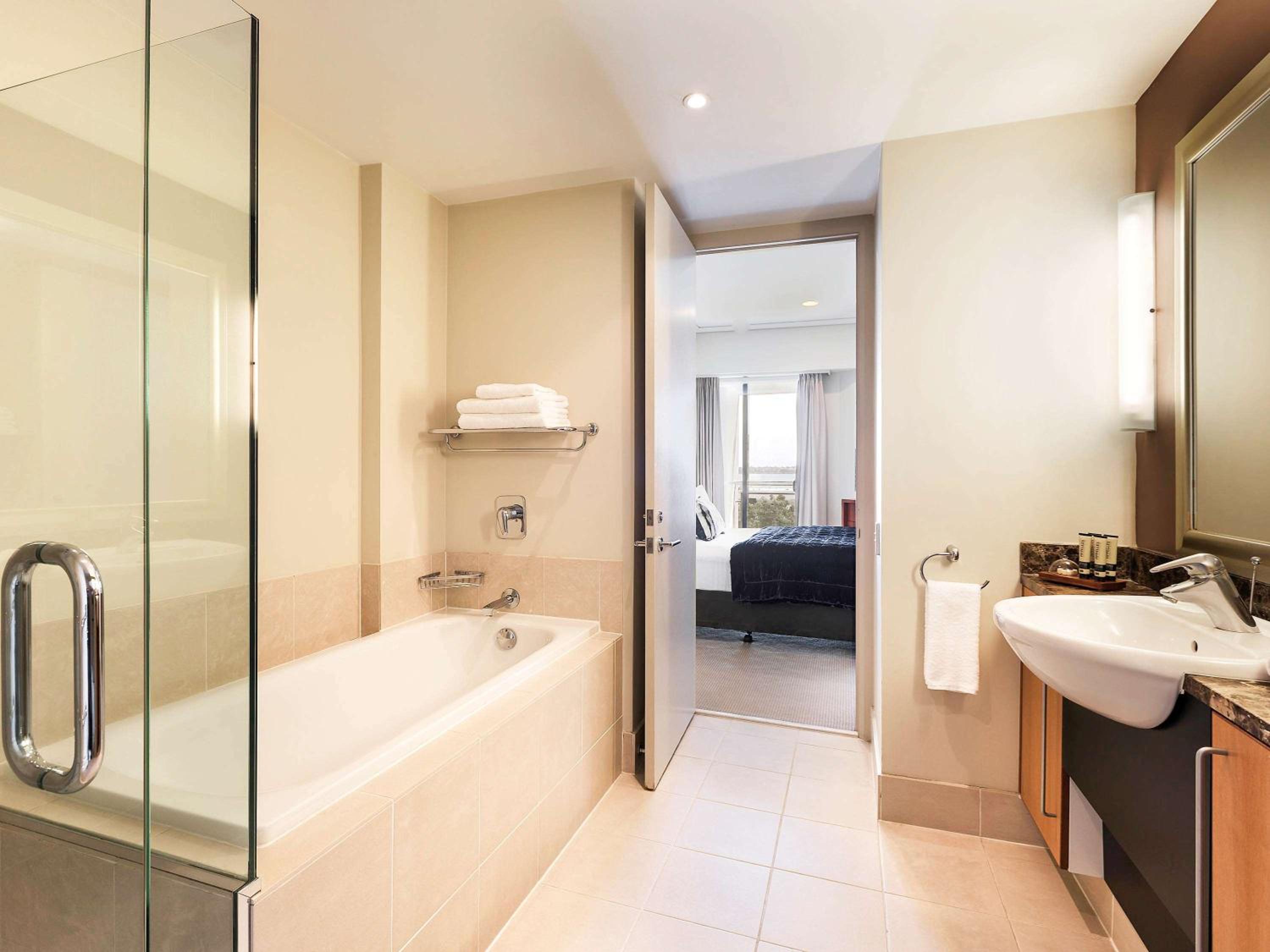 One-Bedroom Queen Suite with Marina View photo 3